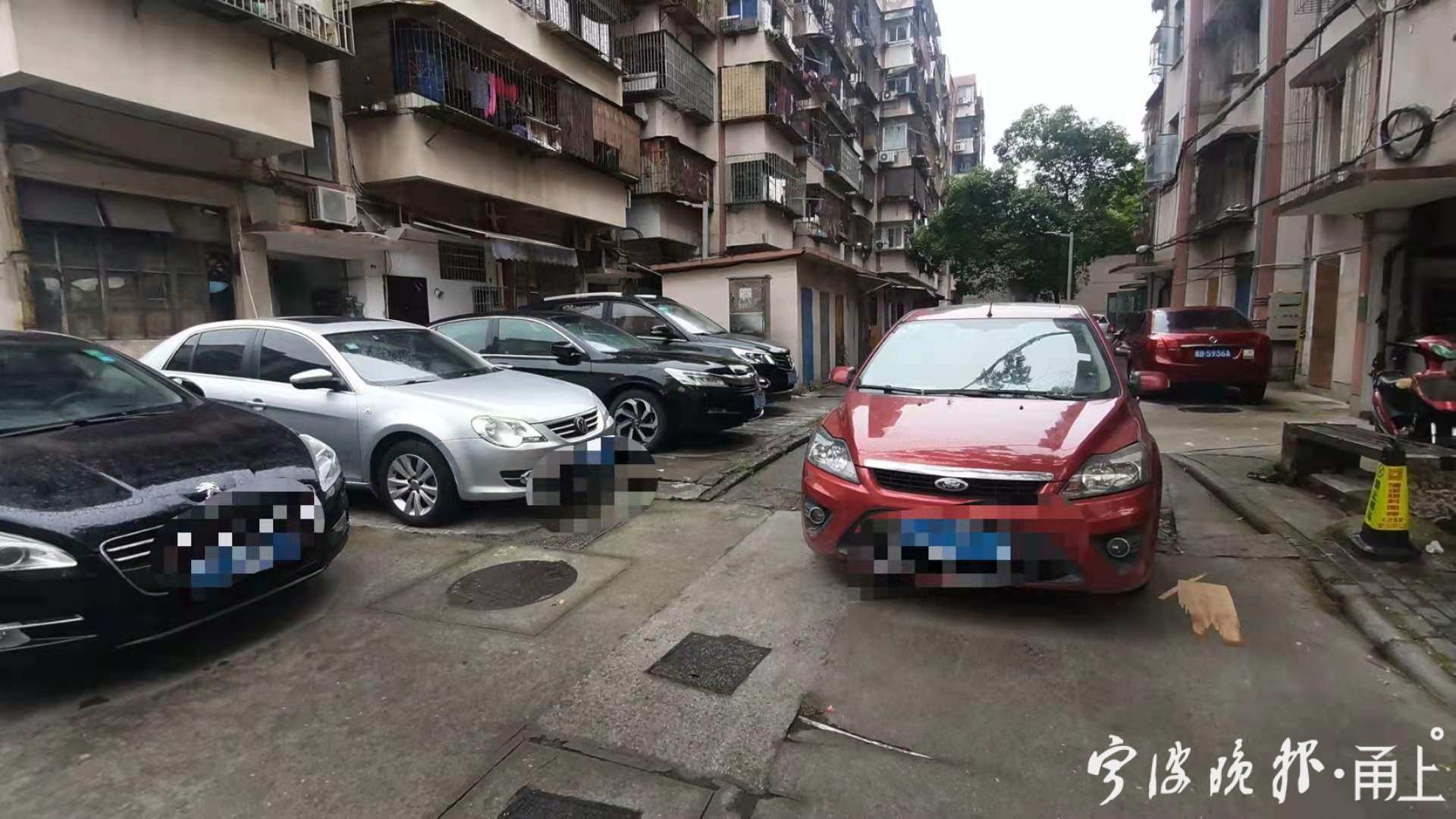 首问即办"专栏记者直击汪弄小区乱停车问题