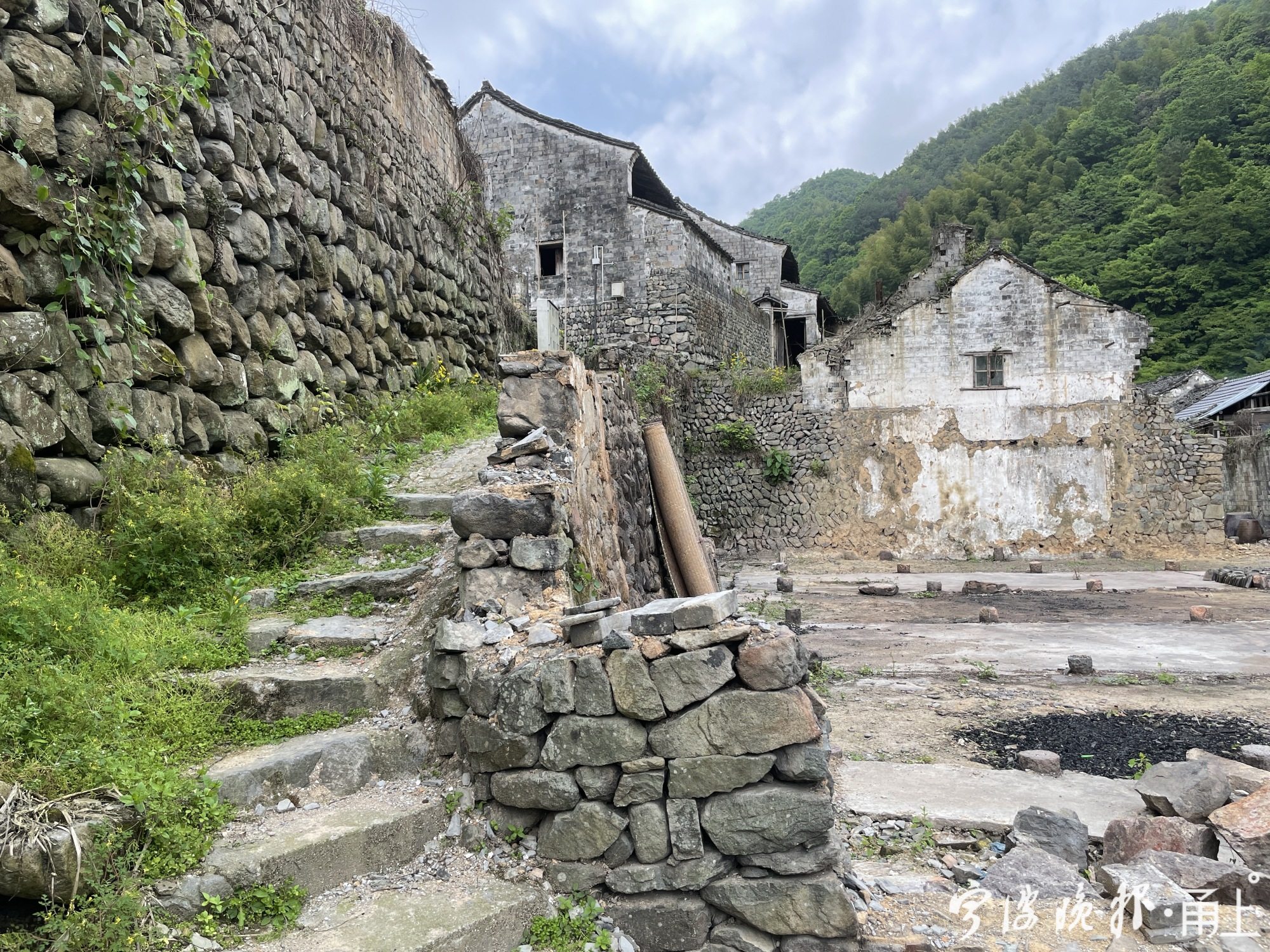 竹篱瓦舍 栖山清梦远,霞光映余辉—老牌古村栖霞坑的古与今