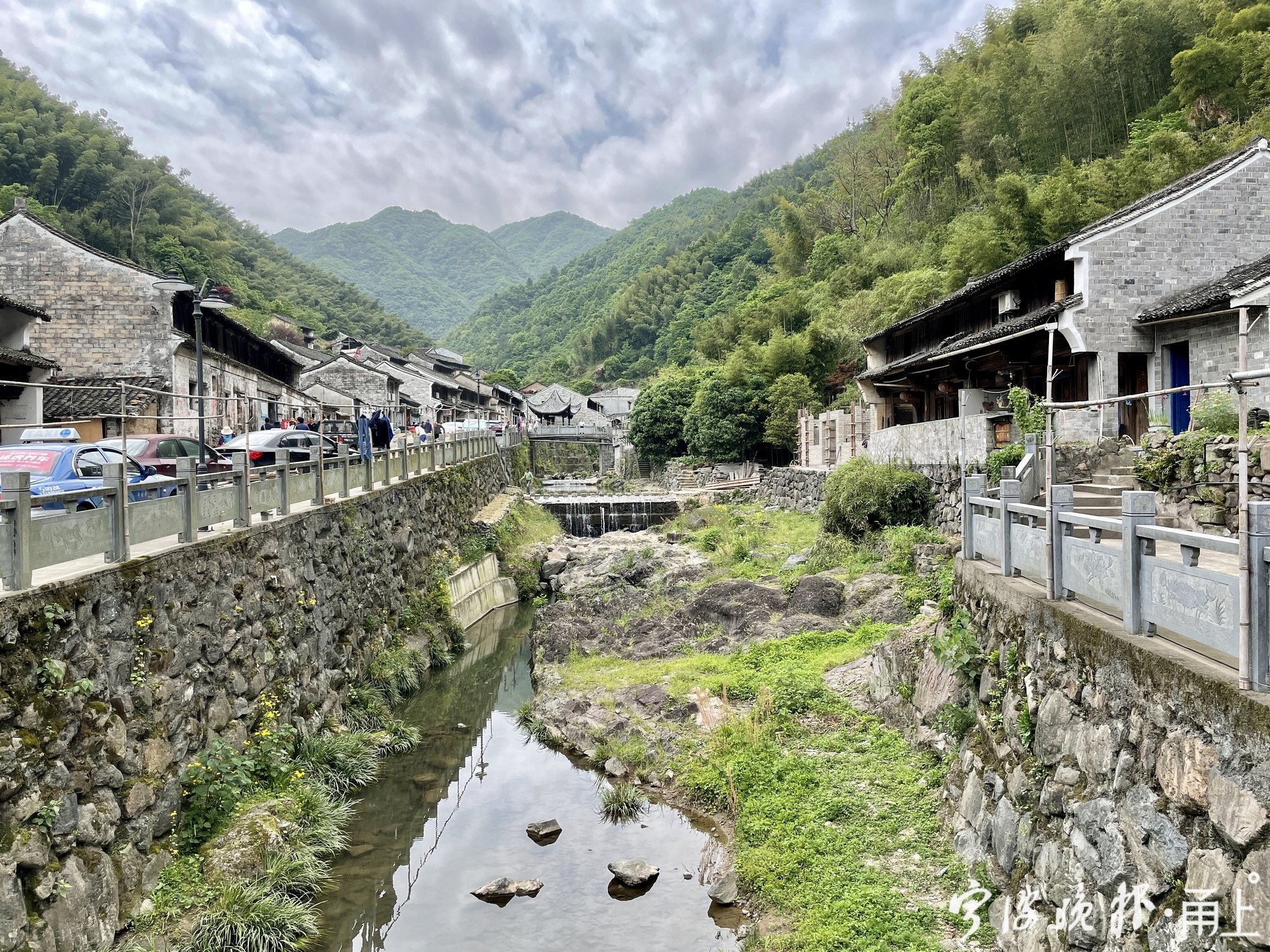 记者在奉化旅游行业从业者,也是文史研究者裘国松陪同下,造访了栖霞坑