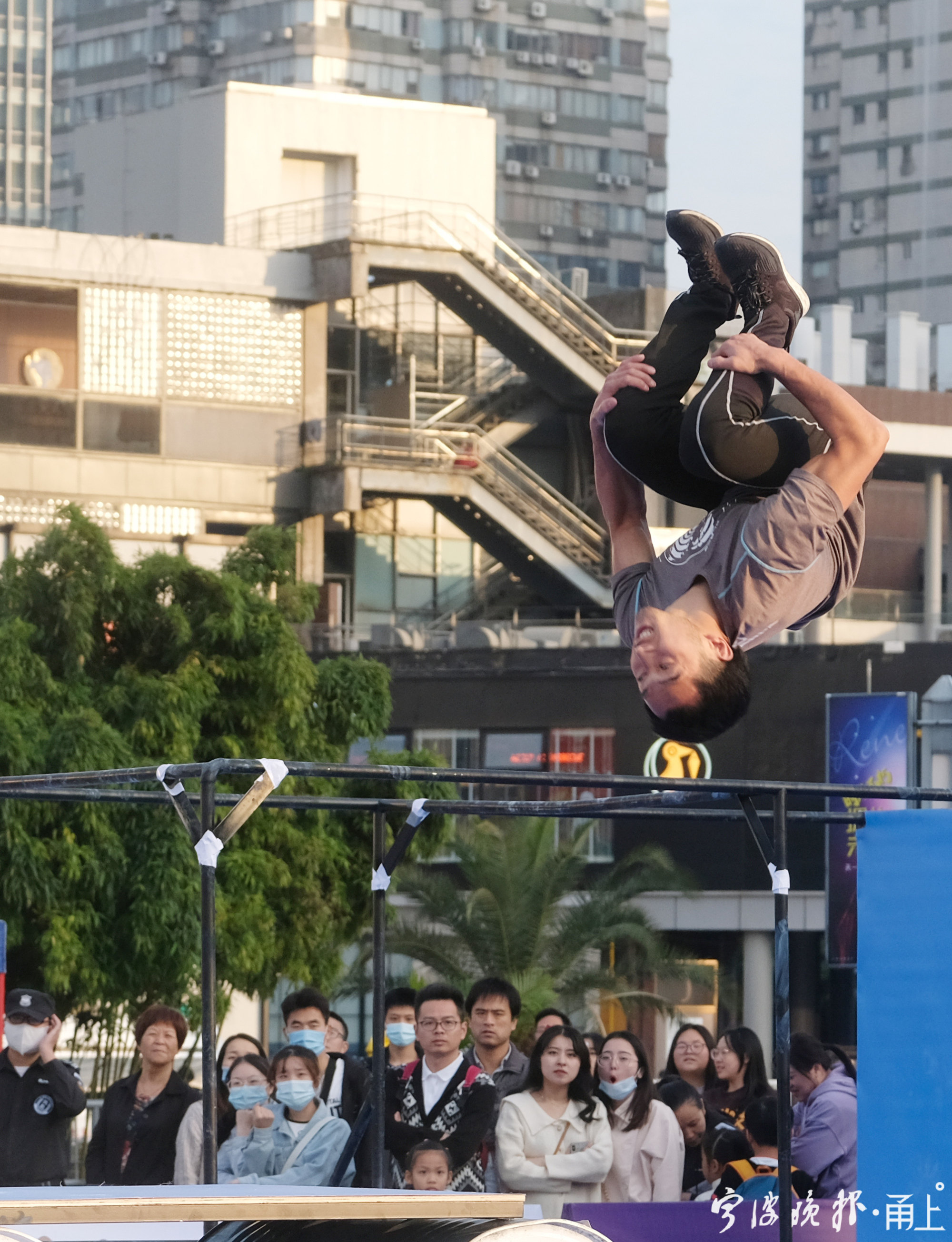 天一广场有50多人在练轻功原来是跑酷少年在飞檐走壁