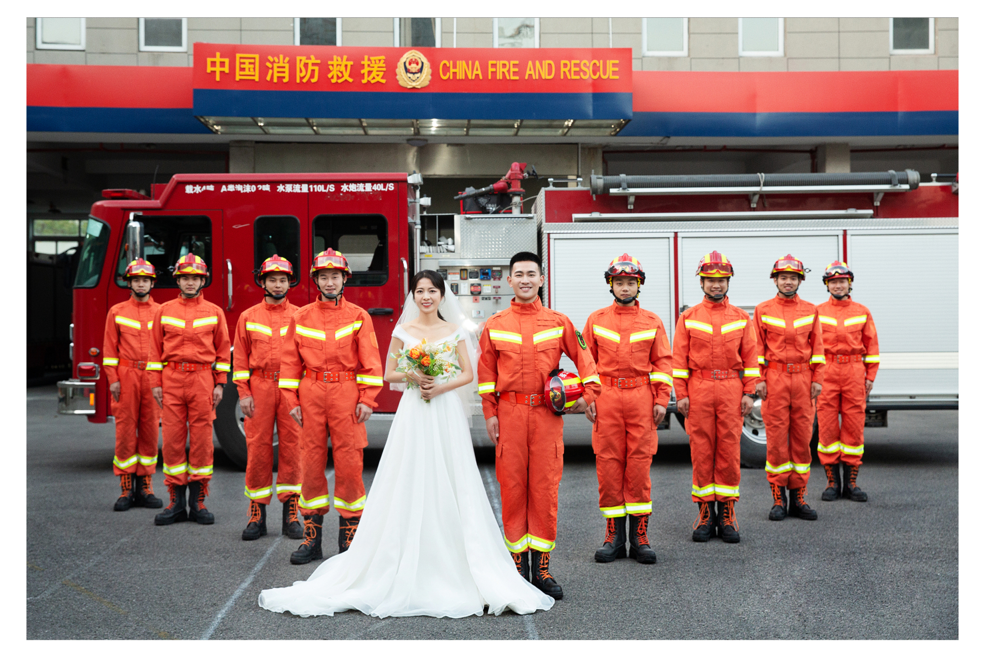 消防员外婆拍婚纱照图片