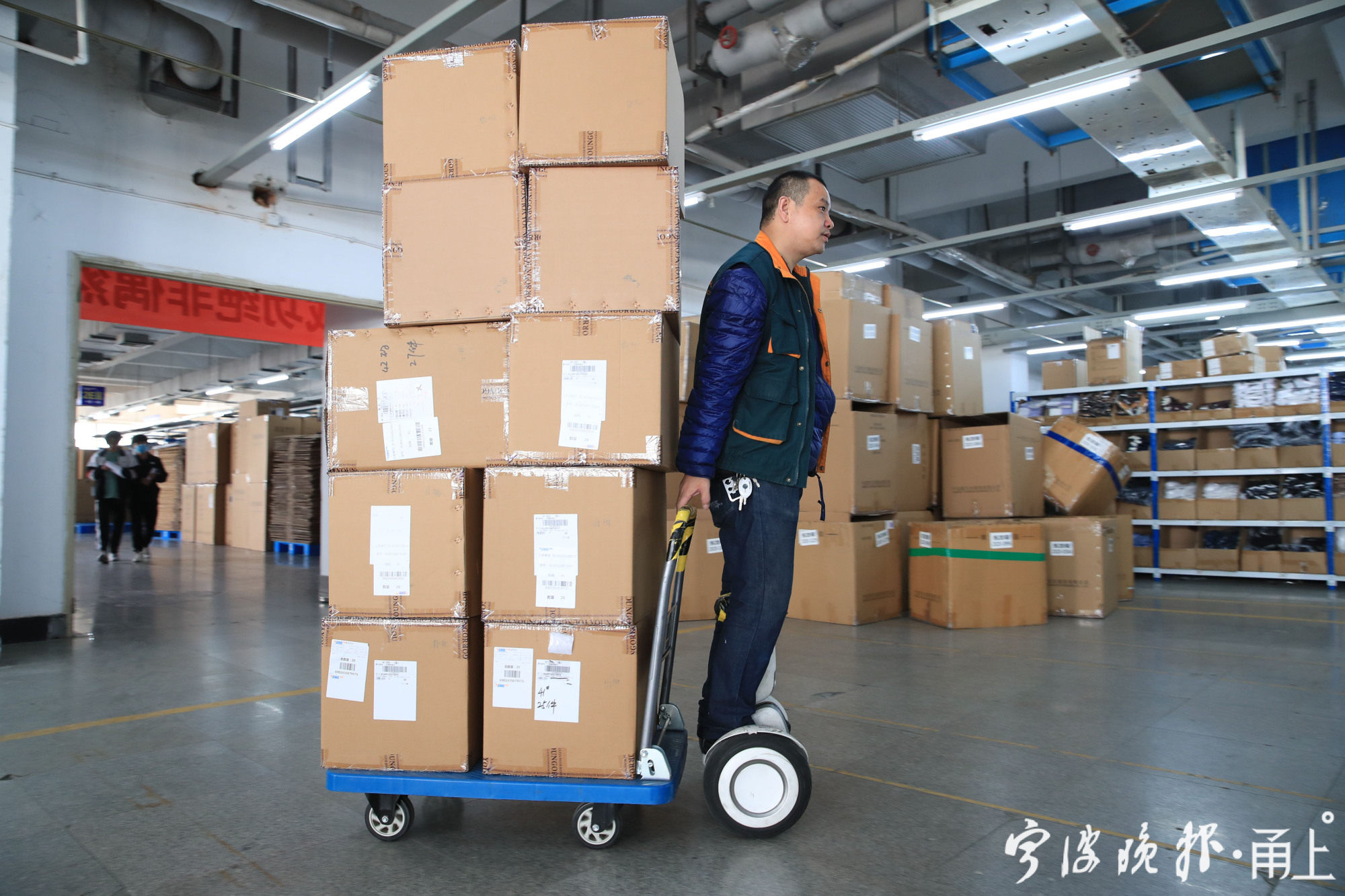 双十一要来了宁波这位从业10年的电商仓补货员每天补货四五千件镜头
