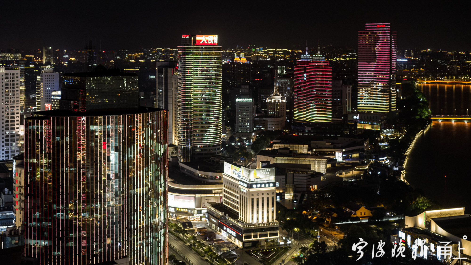 今日,宁波三江口还将上演主题灯光秀,秀出"幸福"的味道!