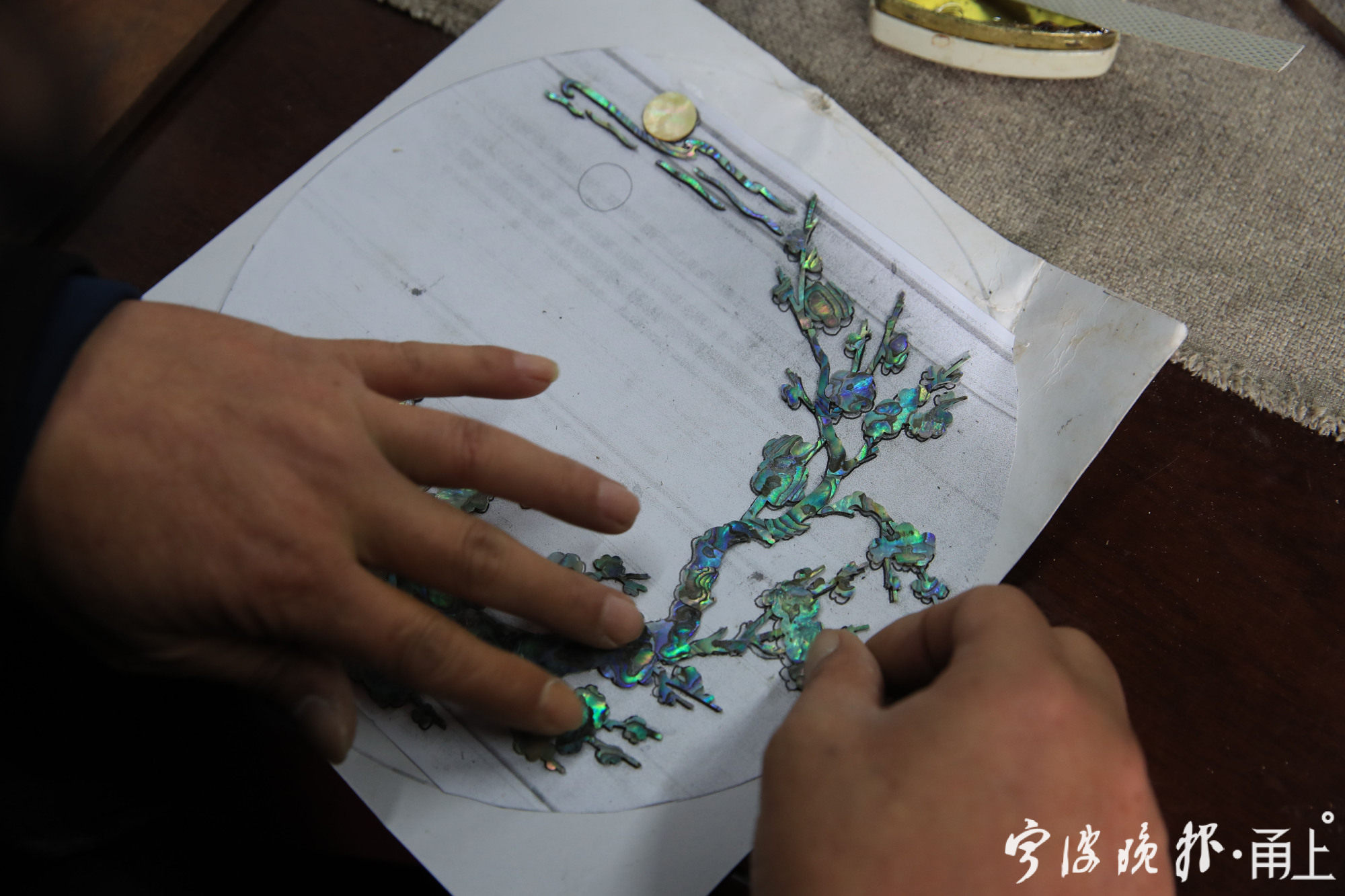 用贝壳作画40余年,宁波这位非遗传承人要创作螺钿镶嵌版的《清明上河