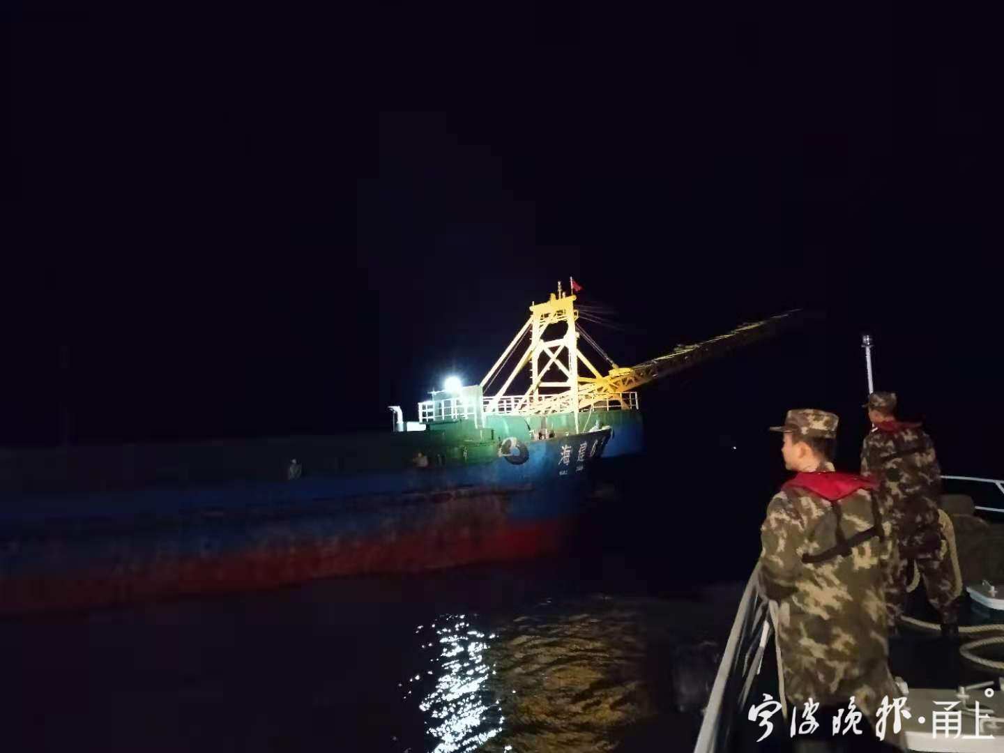 运砂船趁夜色掩护偷运海砂 海警执法艇潜行4小时截获 甬上 宁波晚报 宁波都市传媒网