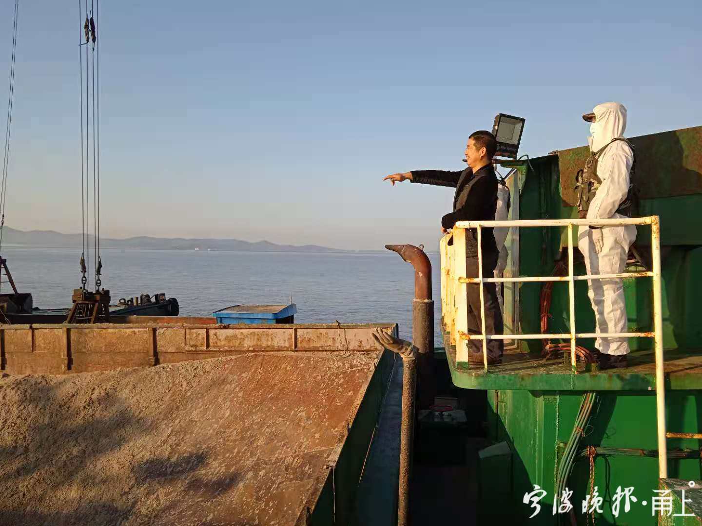 运砂船趁夜色掩护偷运海砂 海警执法艇潜行4小时截获 甬上 宁波晚报 宁波都市传媒网