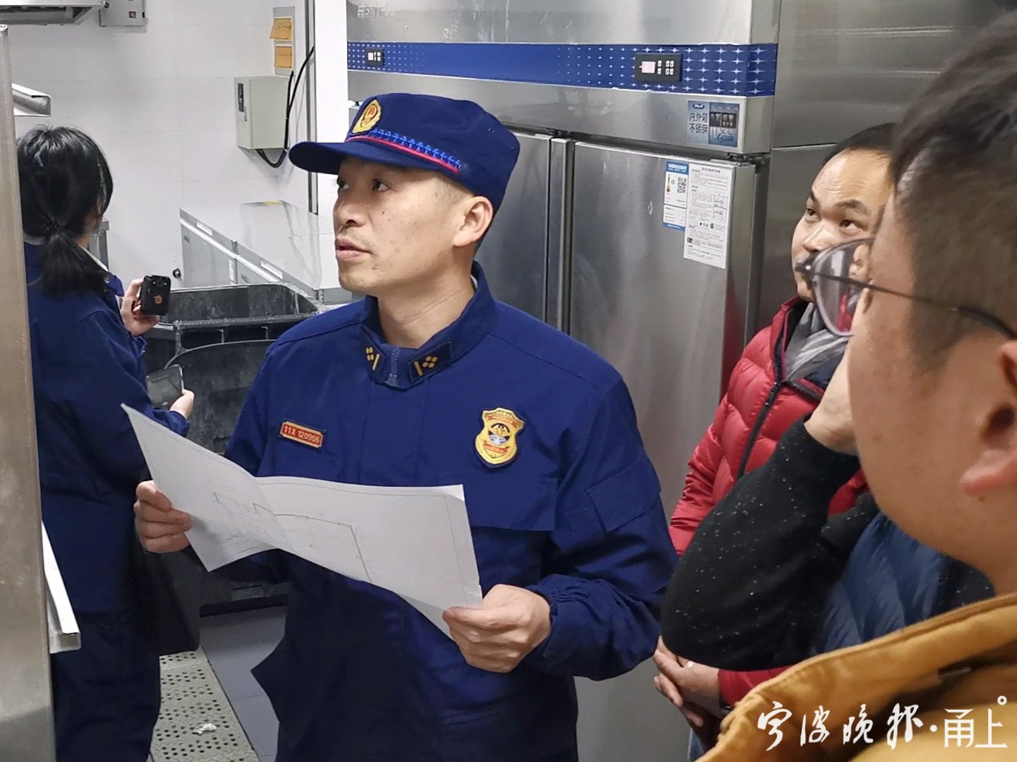 1月4日,根据统一部署,海曙区消防救援大队执法人员来到集士港镇,对正