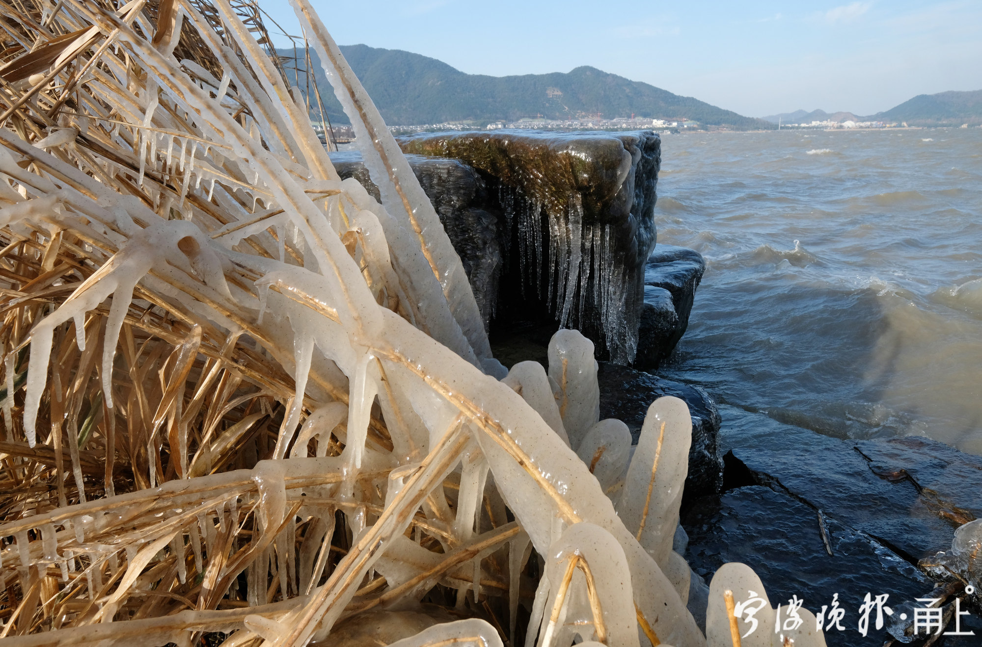 今早,东钱湖再现冰凌奇观!