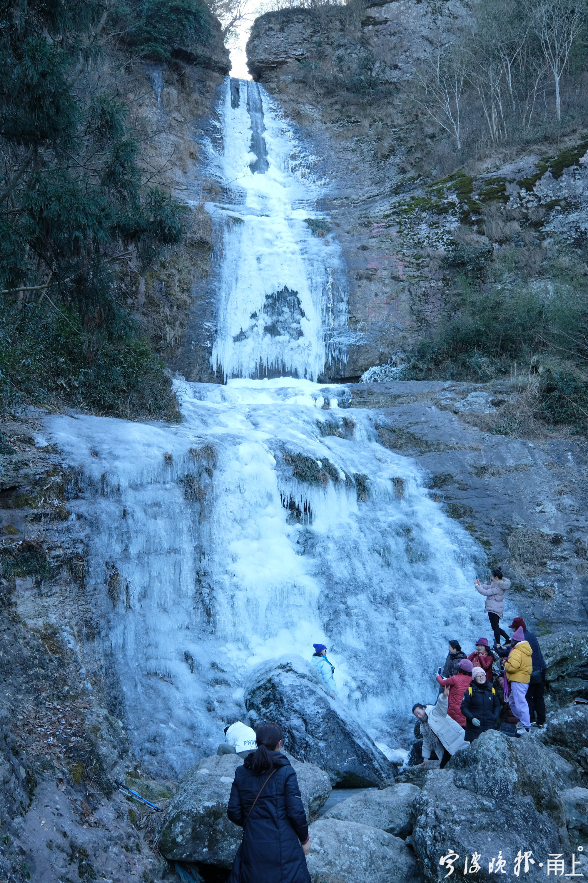 奉化三折冰瀑奇观"冻"人眼球