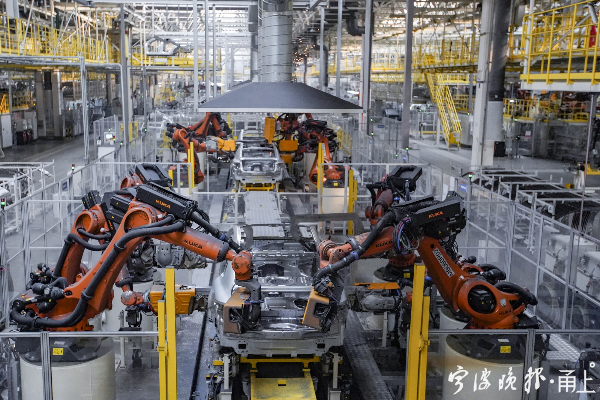 记者探访吉利汽车杭州湾第二制造基地全自动生产车间