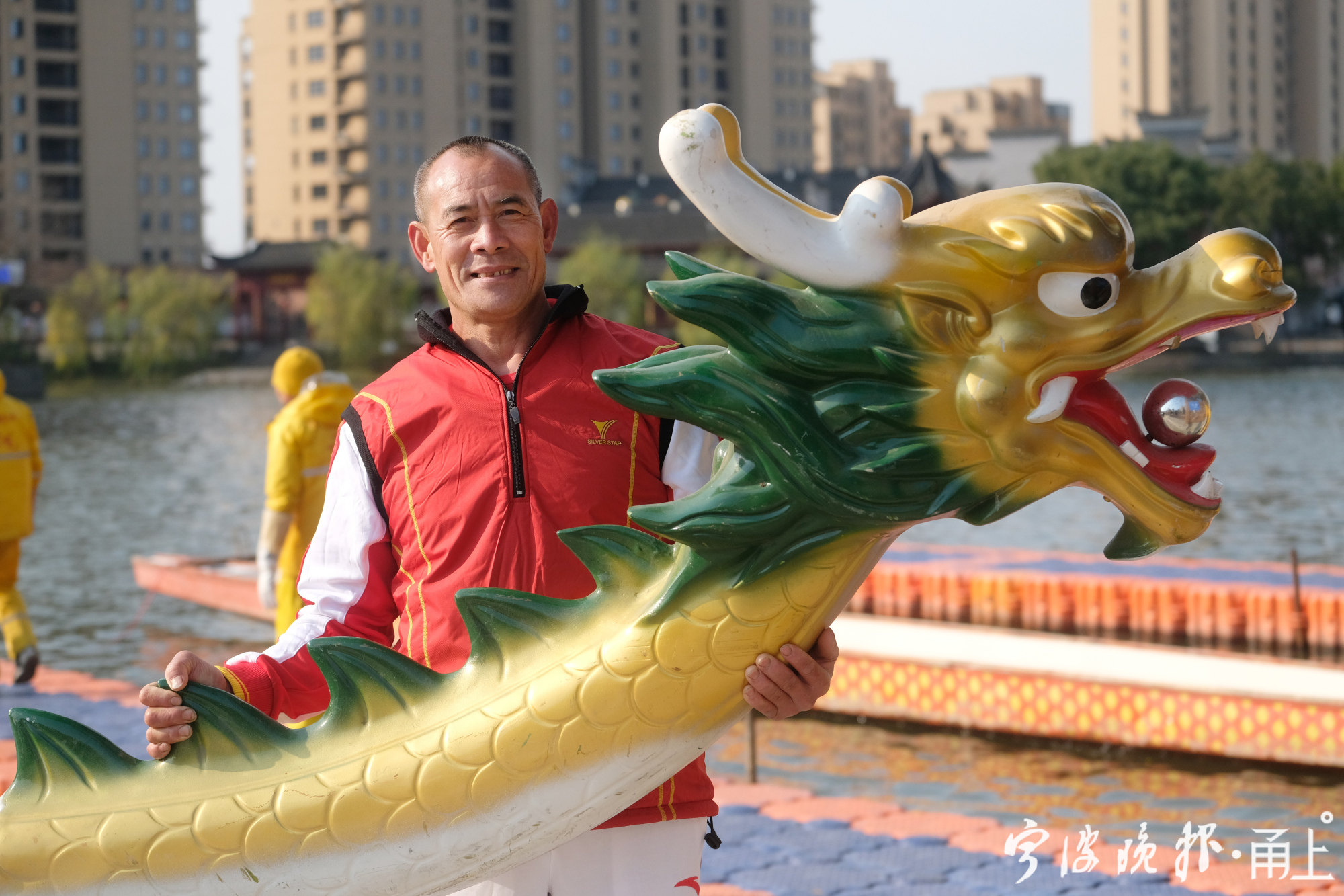 伍新成被称为"龙舟界的穆里尼奥",他要在宁波培养出"职业龙舟新势力"