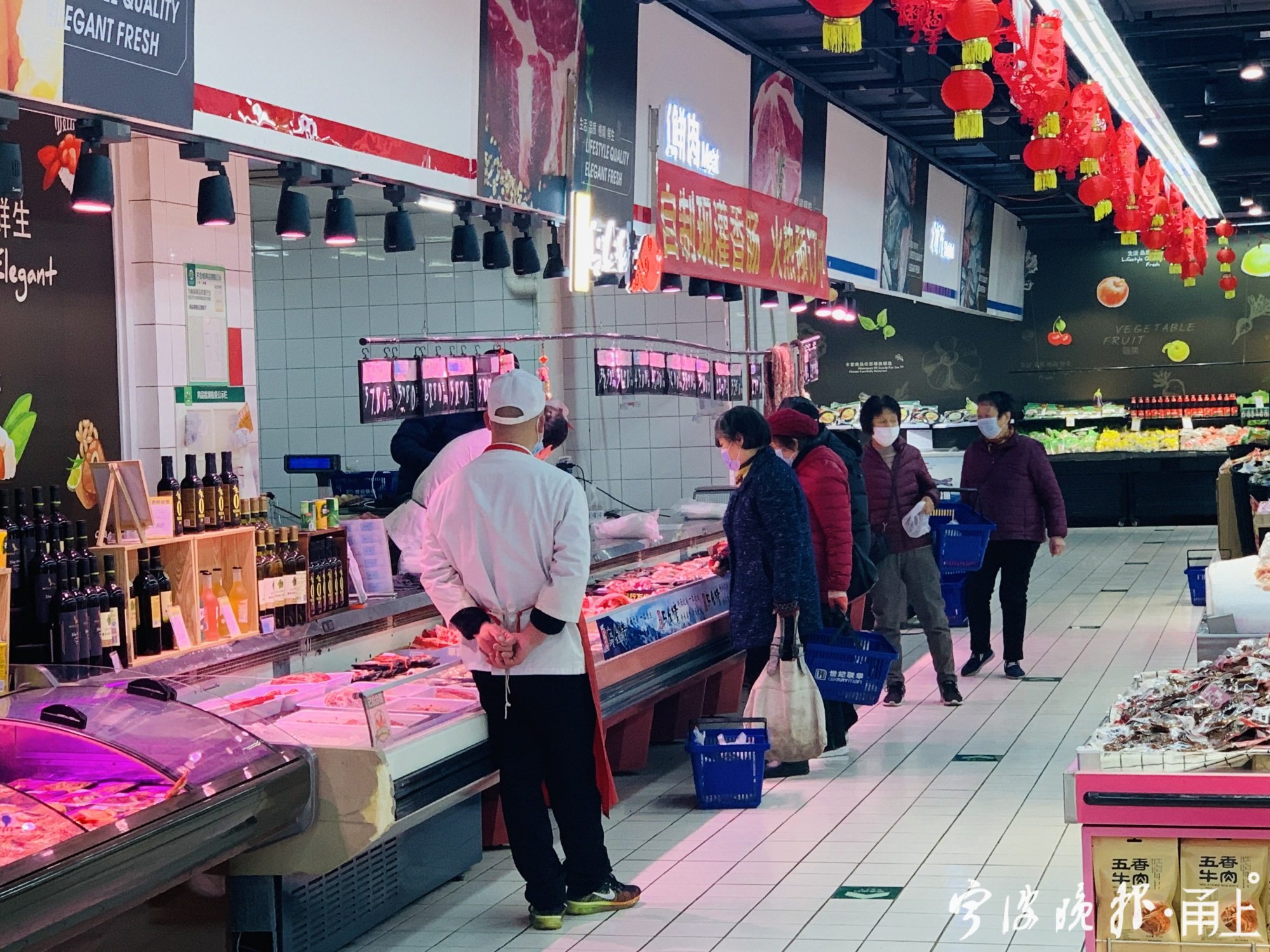 超市打出了"自制现灌香肠"的条幅