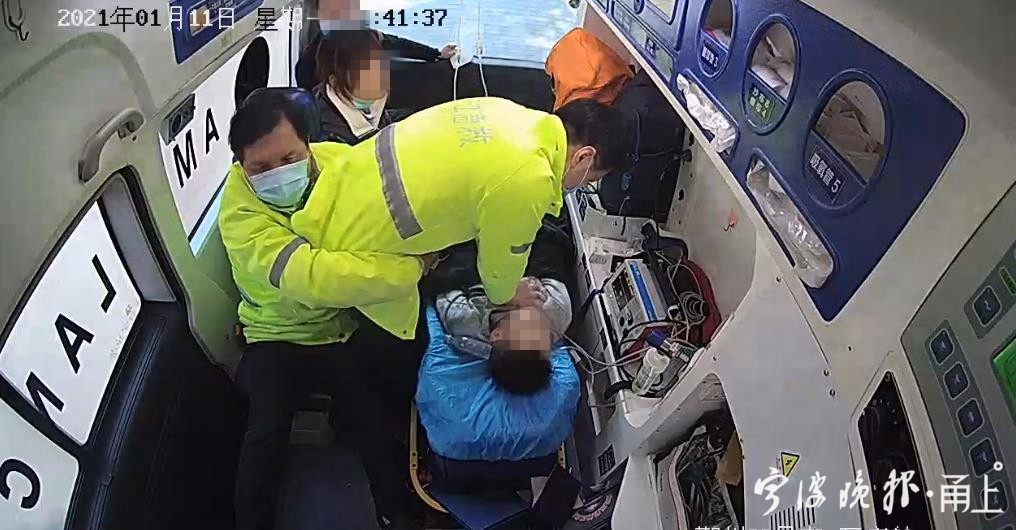 28岁小伙心跳骤停两次急救医生接力心肺复苏奇迹生还