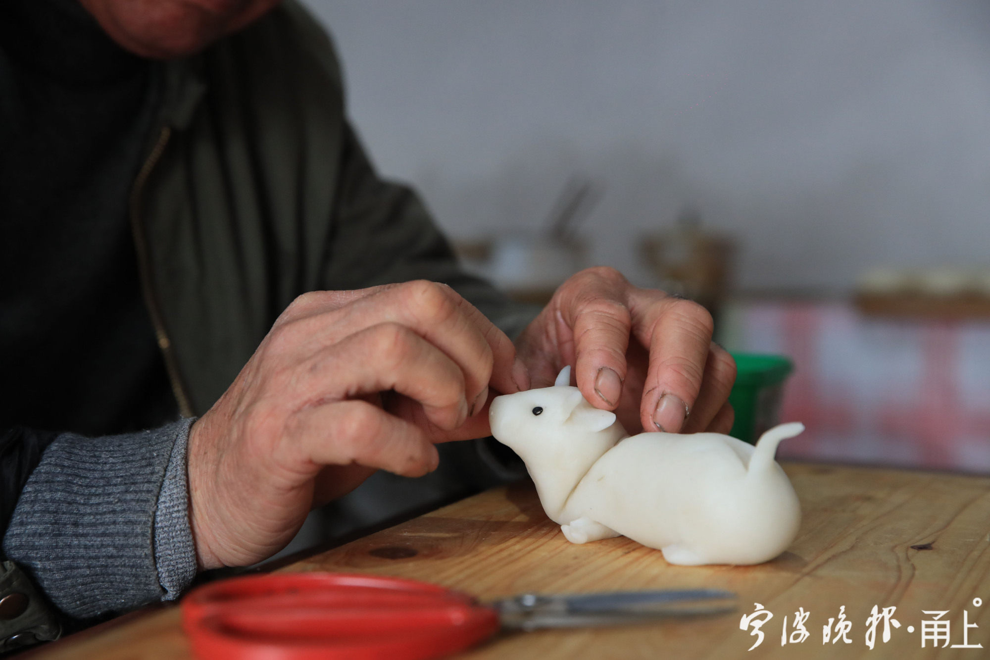 鄞江七旬老人用年糕团做的动物栩栩如生