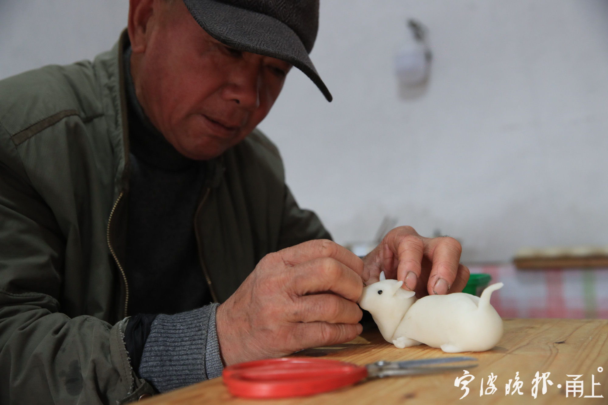 鄞江七旬老人用年糕团做的动物栩栩如生