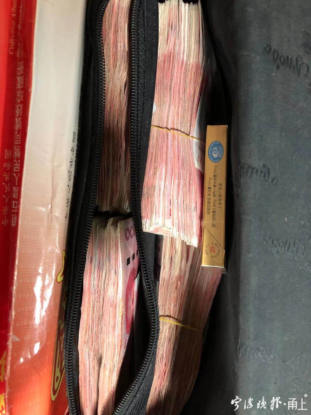 店门口捡到6万元现金,宁波这位店主悉数归还