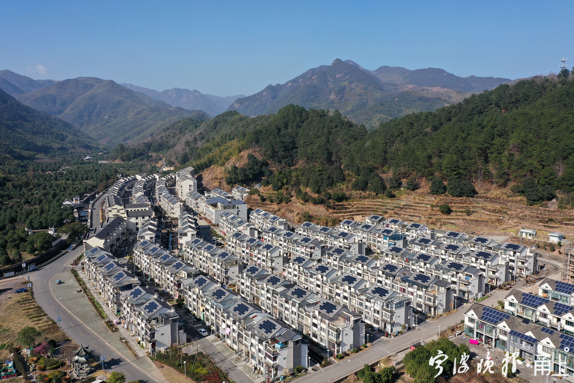 新春走基层|宁波龙观光伏乡,村民晒着太阳奔小康