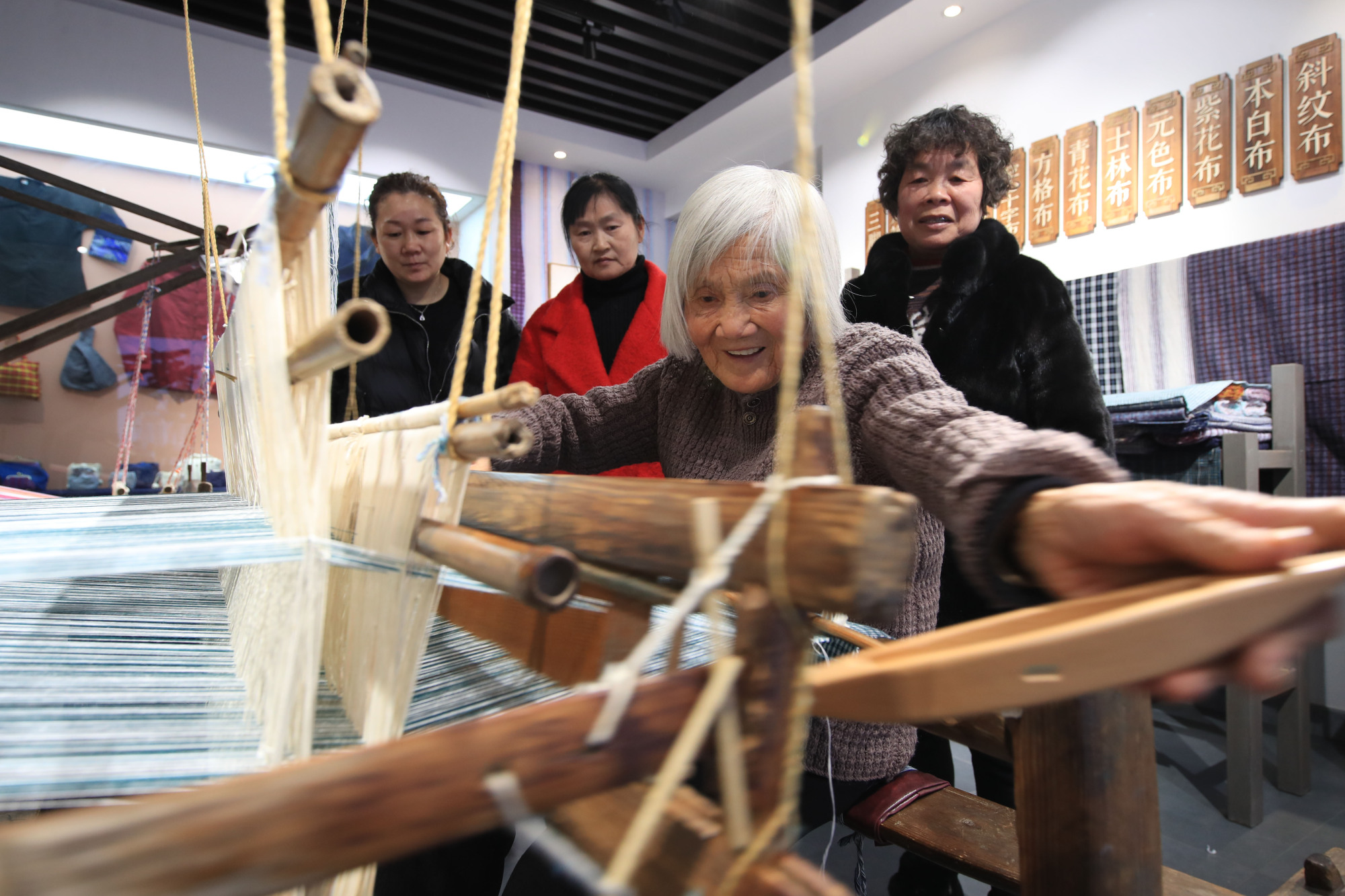 采姚花织越布余姚银发织女收徒传授土布纺织非遗技艺