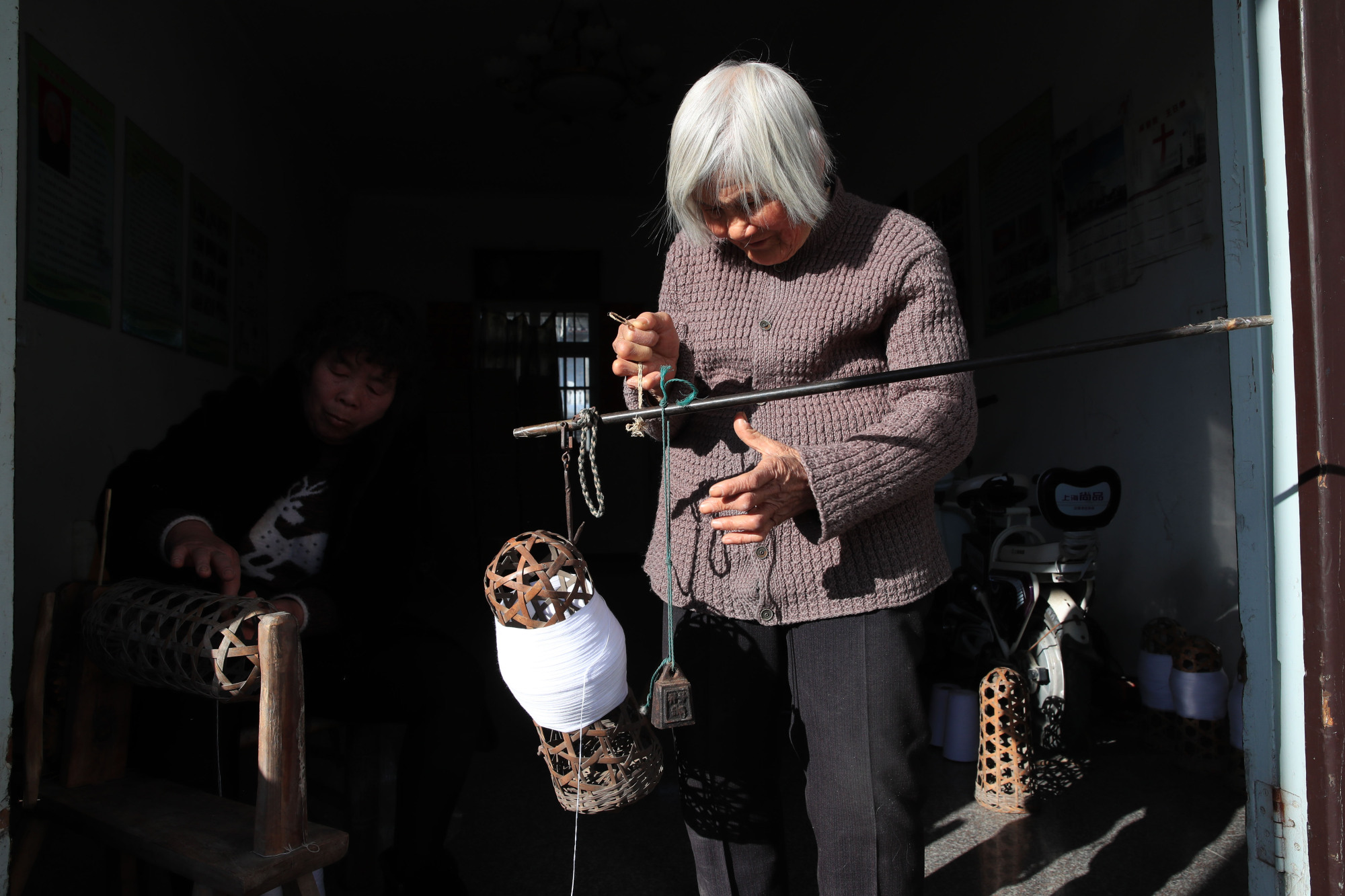 采姚花织越布余姚银发织女收徒传授土布纺织非遗技艺