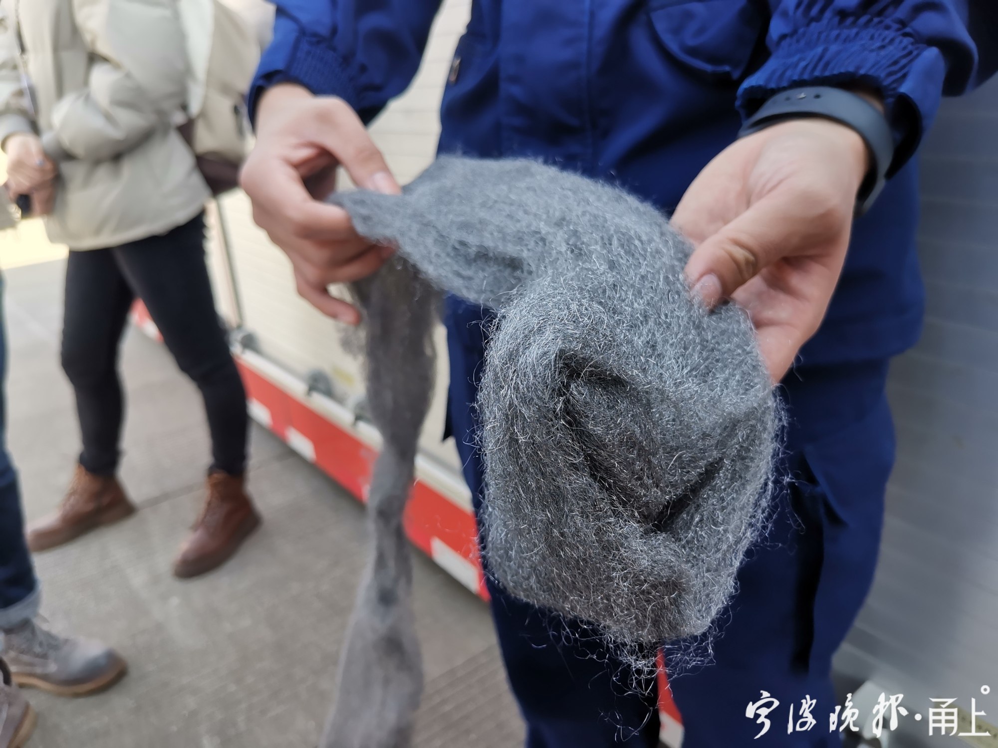 网红"钢丝棉"很炫目?鞭炮扔窨井很刺激?