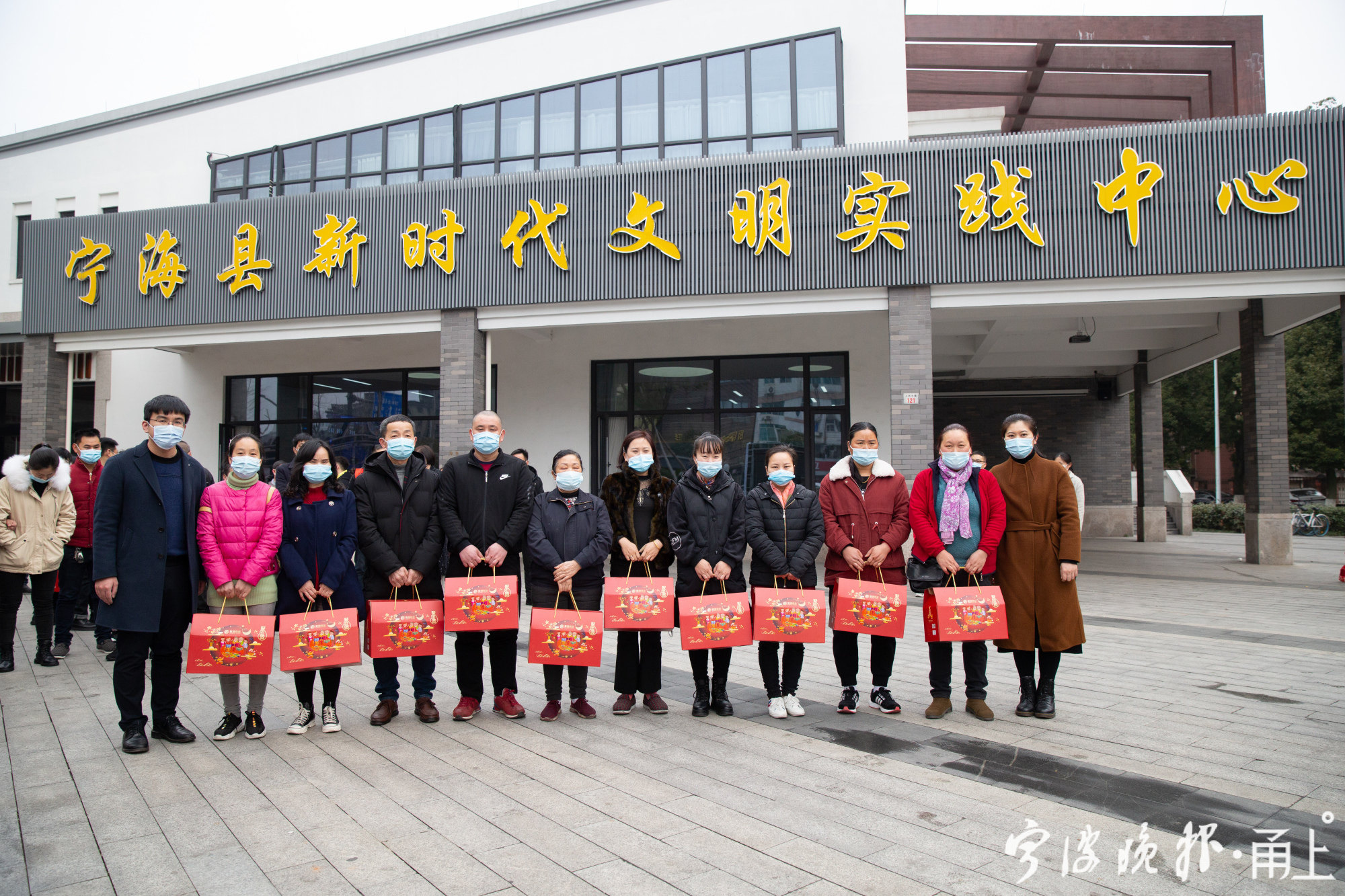拍全家福 领大礼包 我在宁海过年挺好 活动温暖开场 甬上 宁波晚报 宁波都市传媒网
