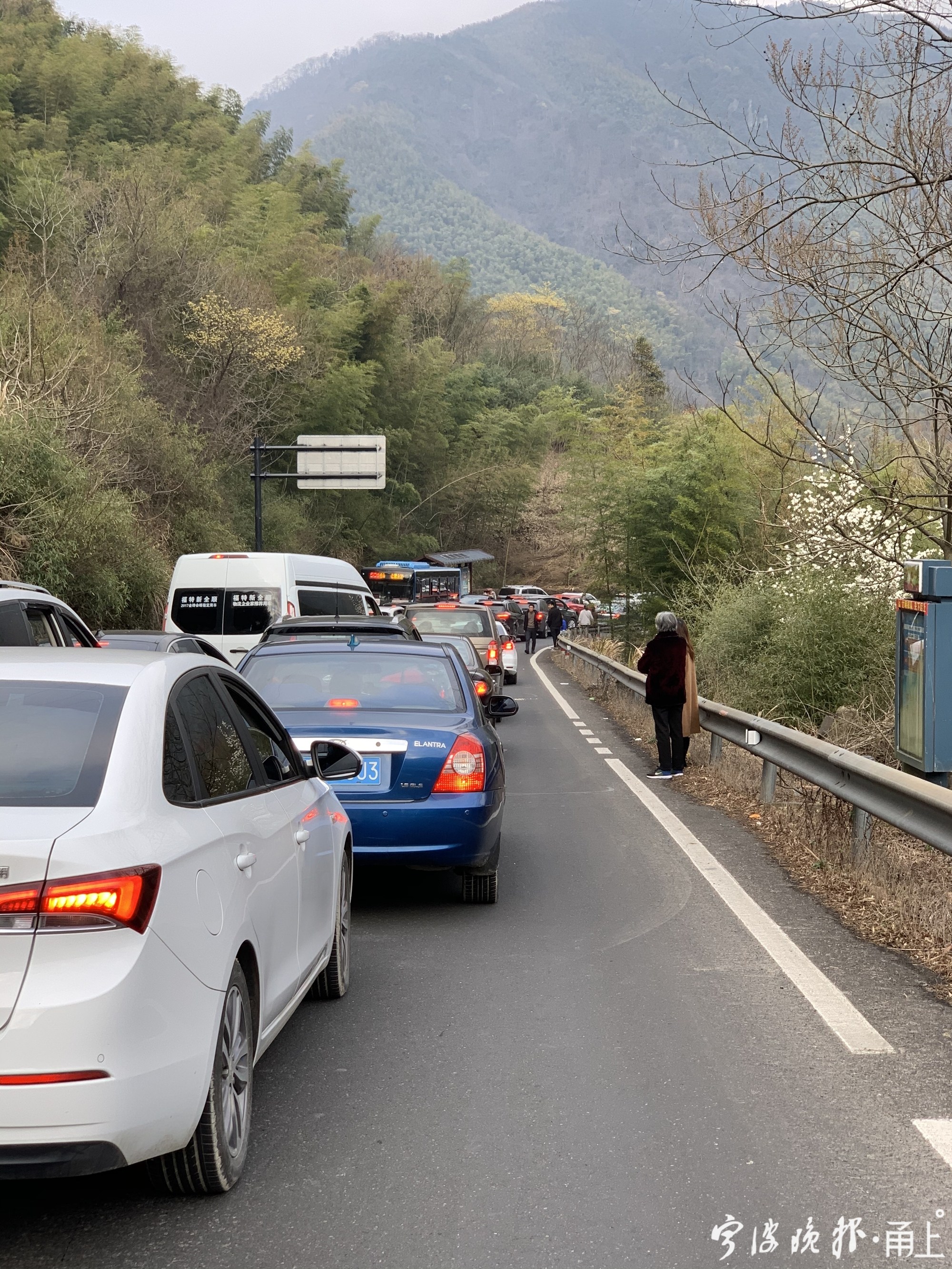 昨天宁波多个景区周边道路车流量大增,车辆缓行