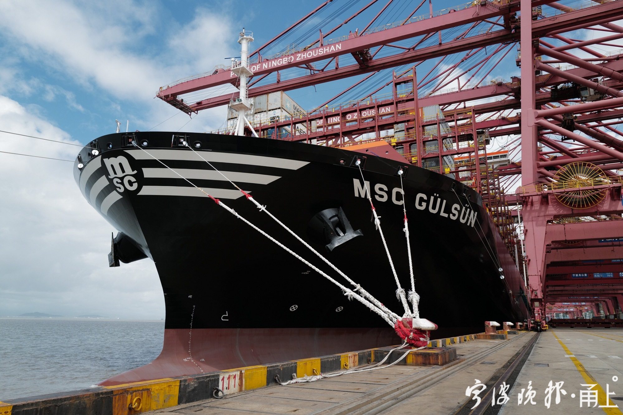 一艘满载集装箱的马斯基巨轮正在宁波口岸等待卸货.