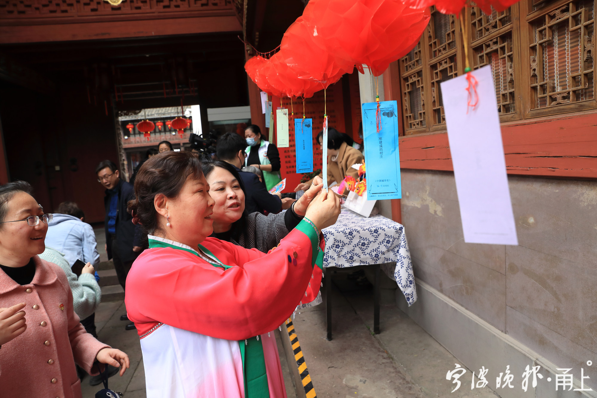 新老宁波人相聚一堂赏舞龙做汤圆这里的元宵节好热闹