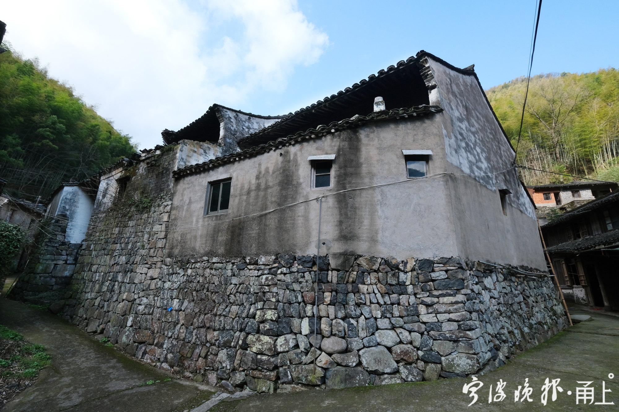 陈婆岙,翻过山就是奉化;北靠俞山和金山,往村庄东南前行就是塘溪镇新