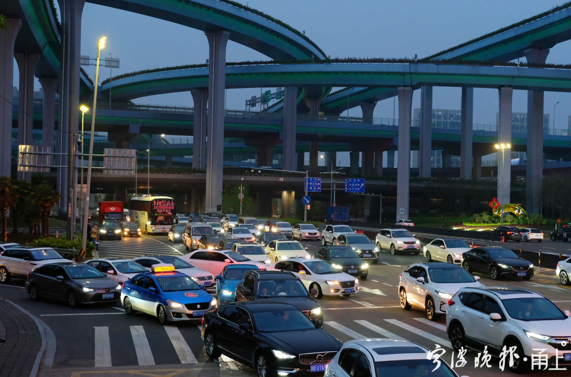 注意节前大车流量来了市区多路段车辆缓行多个高速进口限流