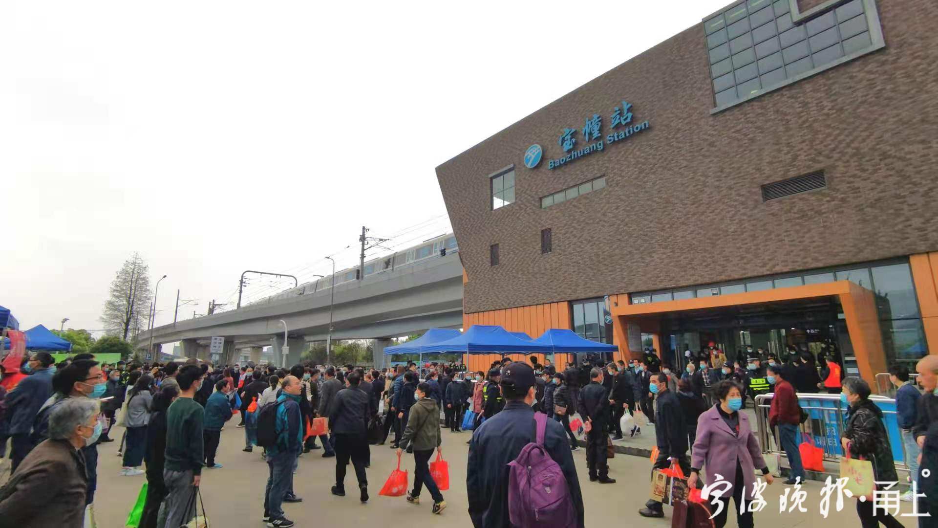 平稳有序记者直击地铁宝幢站清运现场高峰时单列到站旅客超1000人次