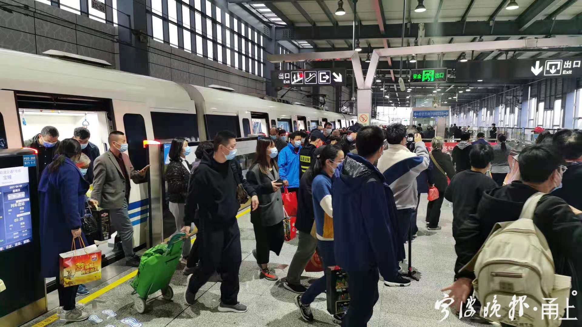 平稳有序记者直击地铁宝幢站清运现场高峰时单列到站旅客超1000人次