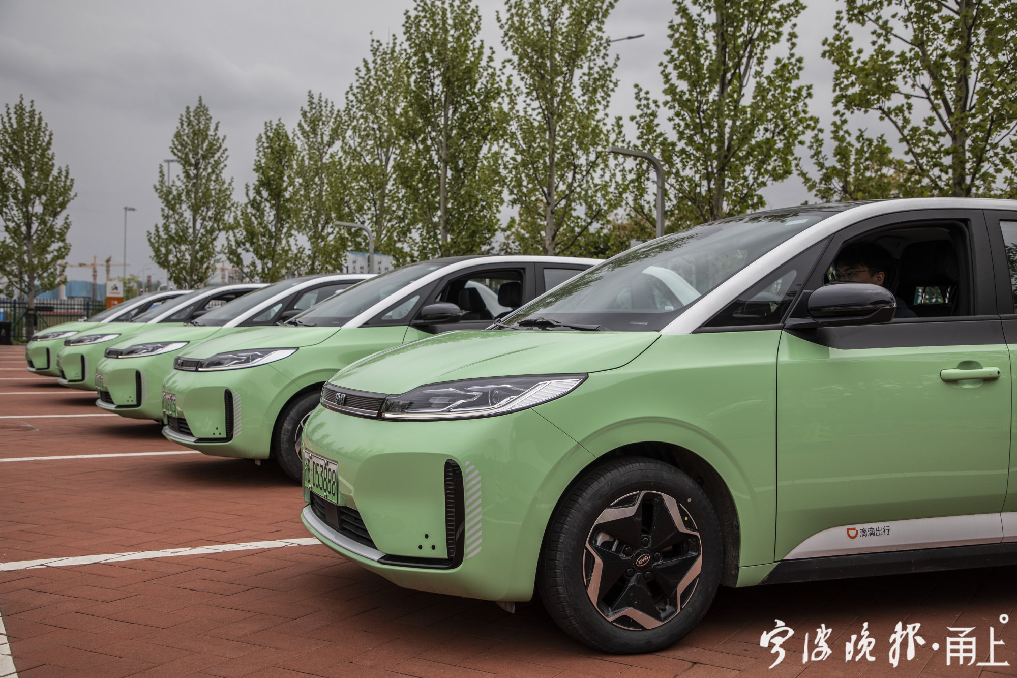 首款定制网约车d1亮相宁波街头