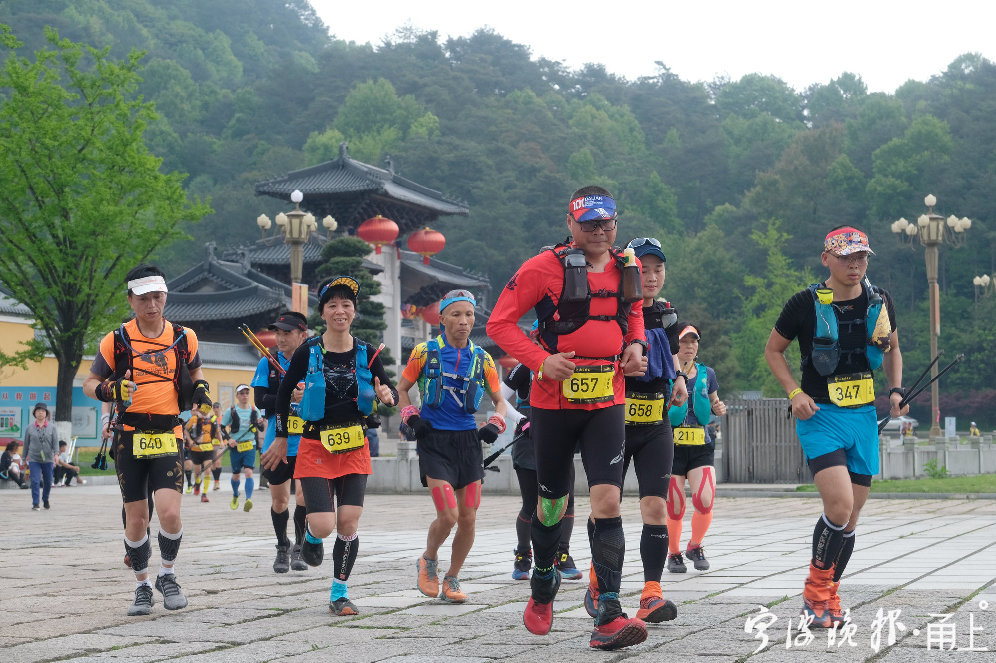连续奔跑上百公里山道,"江南百英里"雪窦山越野赛选手是些什么样的"