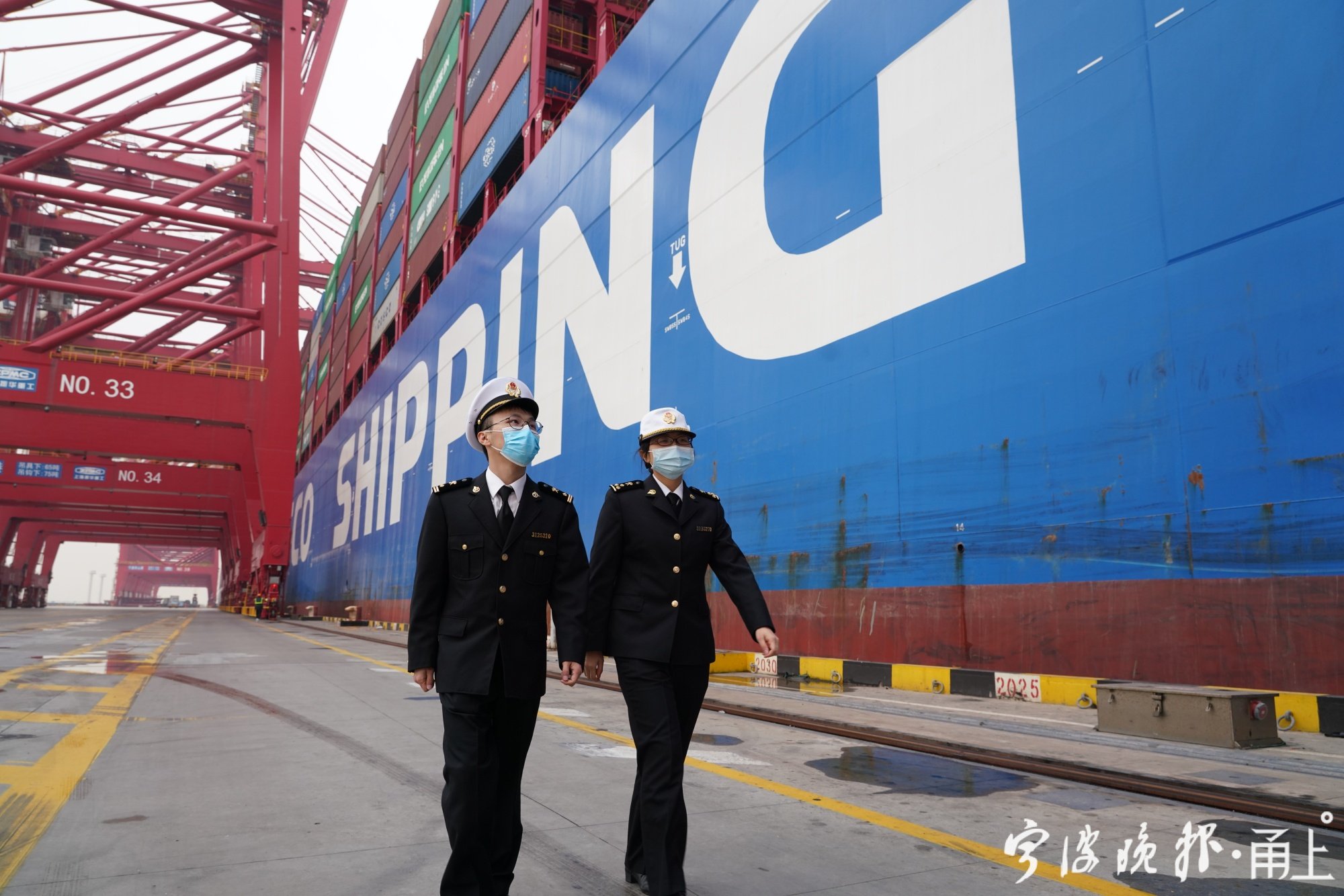 图为:宁波海关关员在梅山码头进行监管作业 20210202 张佐摄.jpg