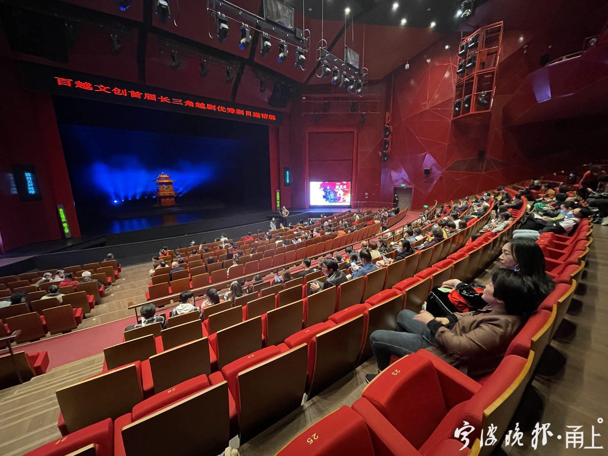 宁波市小百花越剧团制作演出的越剧《明州女子尽封王》在杭州蝴蝶剧院