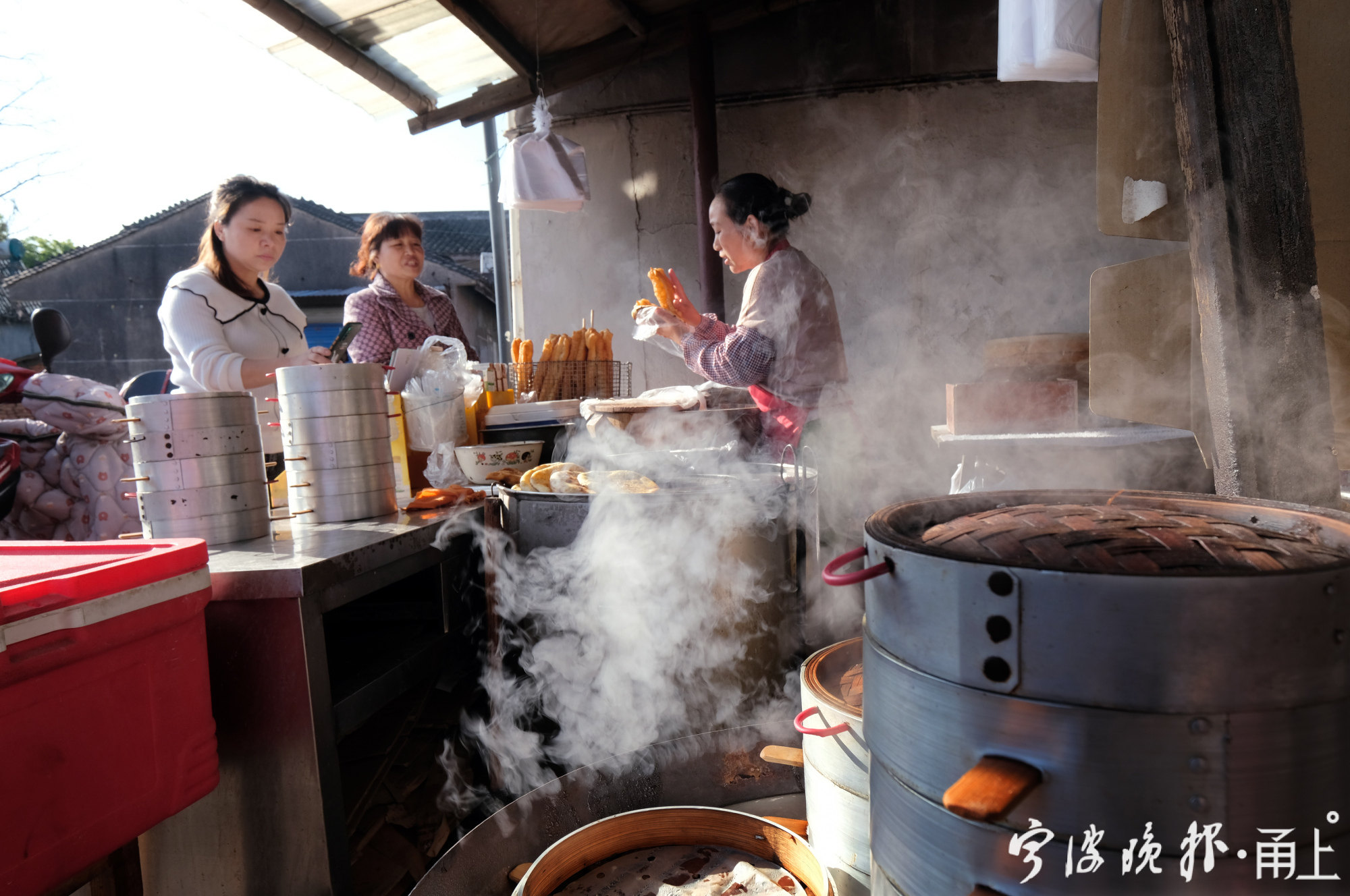 热气腾腾的早餐摊 记者 胡龙召/摄