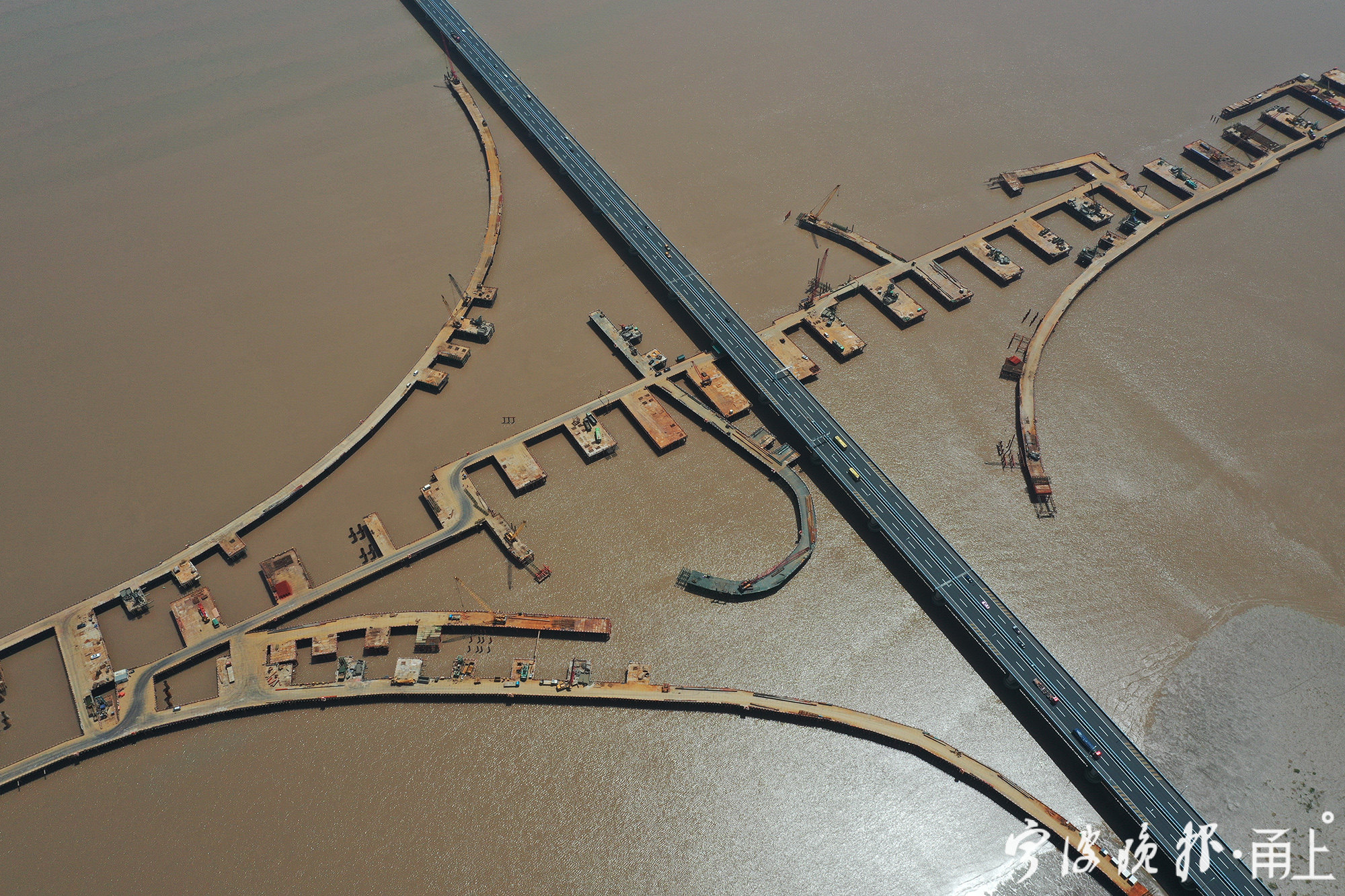 壮观500多人节日坚守亚洲最大海上高速互通初露峥嵘