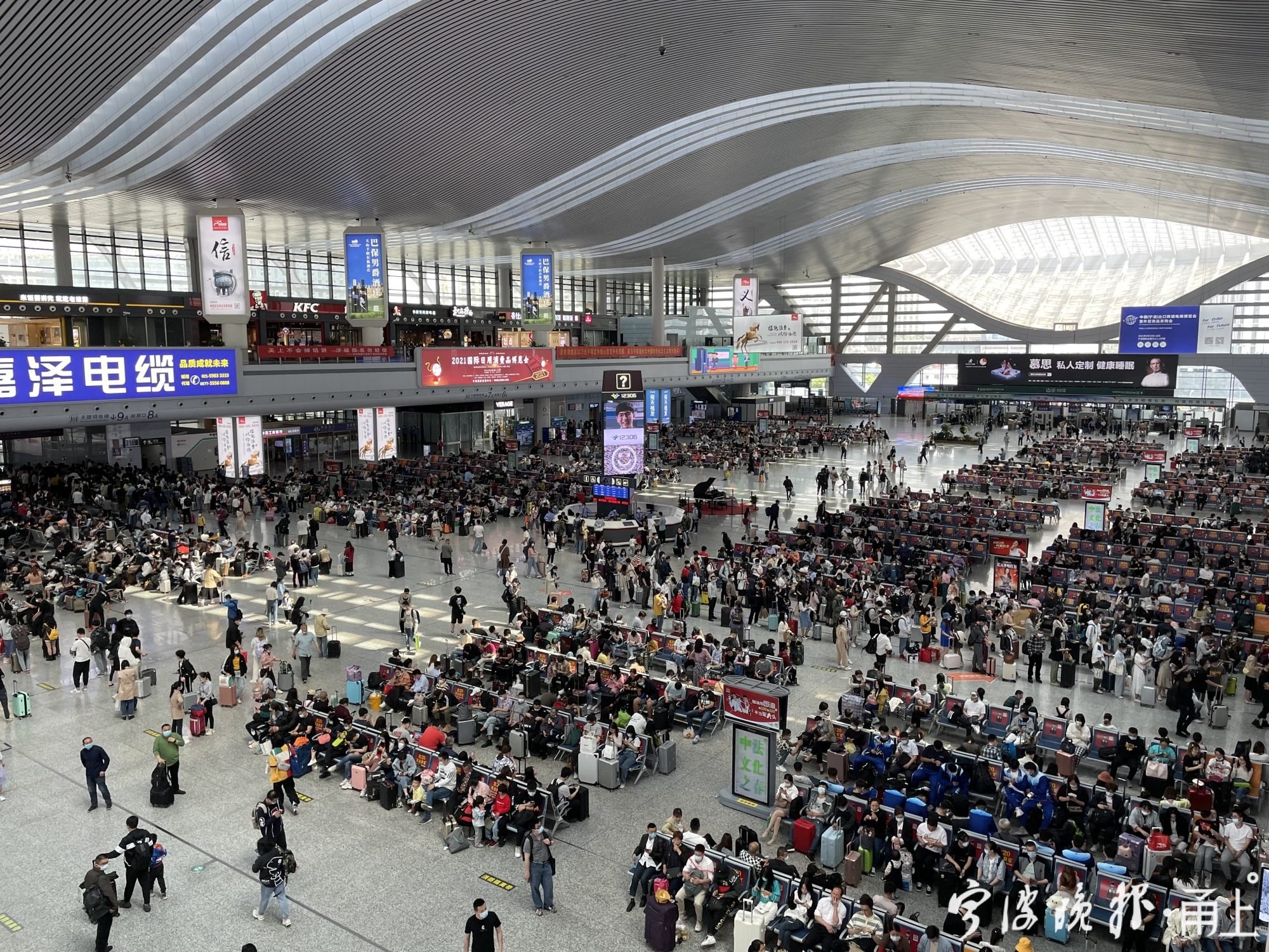 五一假期首日,宁波火车站预计开行列车268趟,平均五分钟一趟