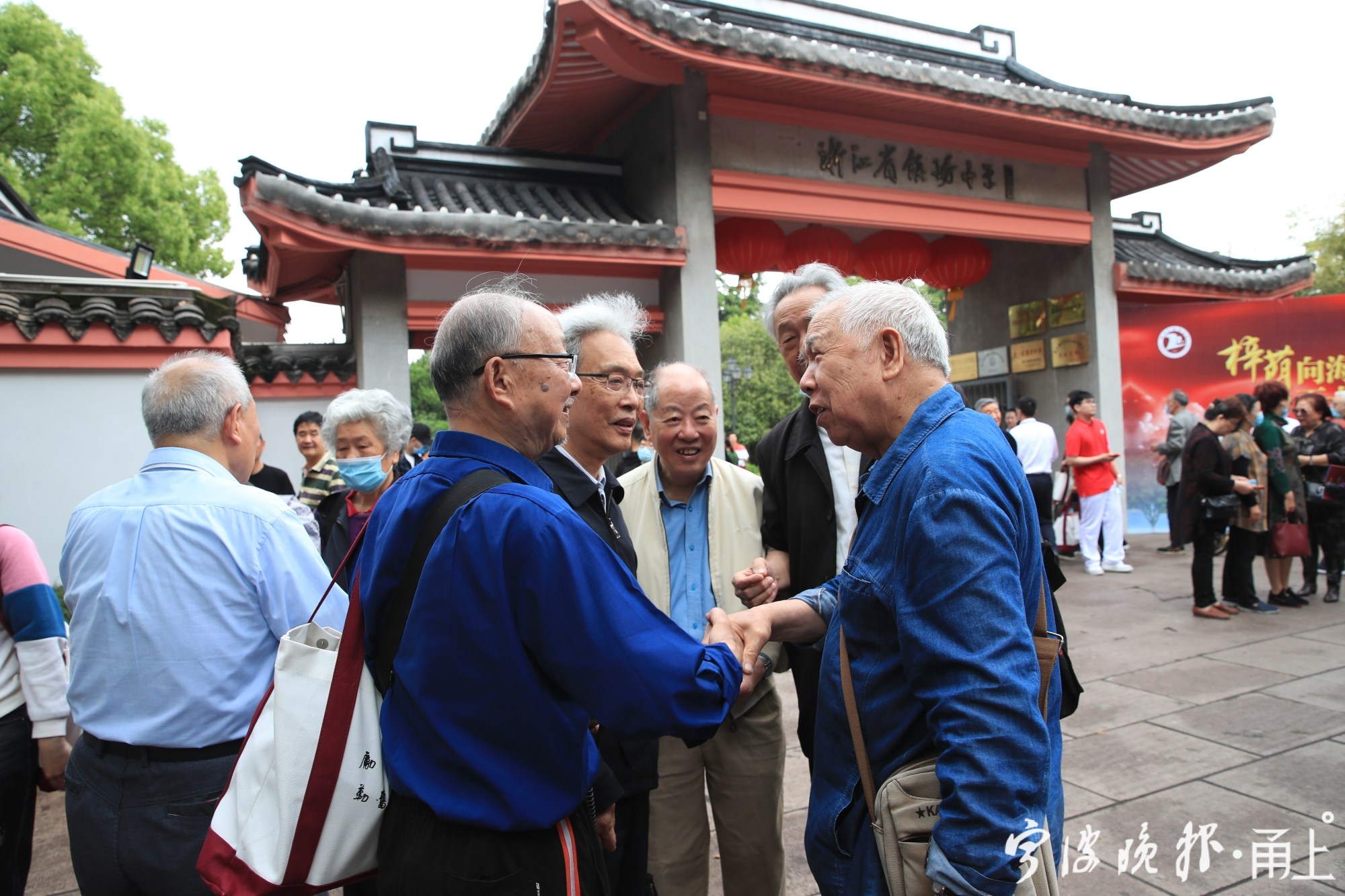 镇海中学90周年和100周年校庆的时候,她在北京参加了小规模的校庆活动