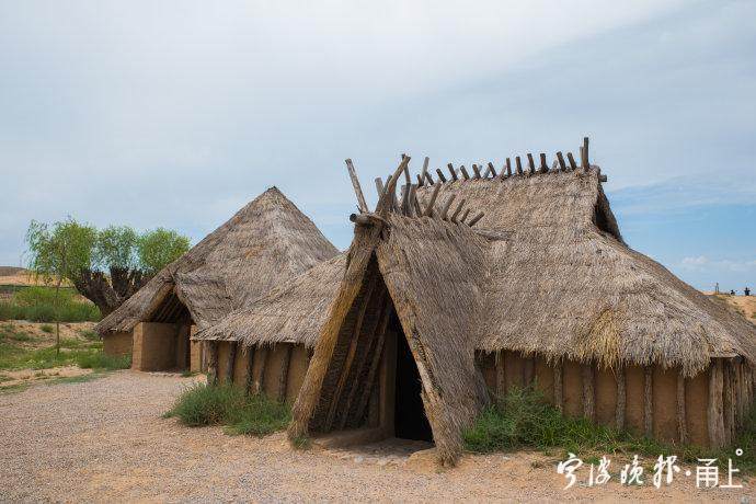 河姆渡人的經典建築叫 幹欄式建築,同今天熱帶雨林中建造的房子一樣