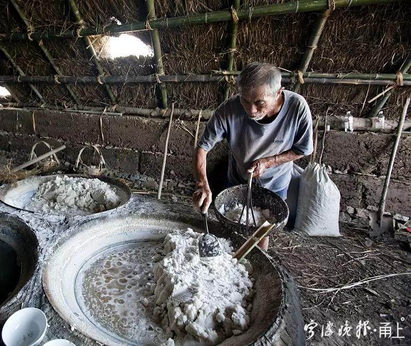 用过滤出来的盐卤,在盐灶上经过浓火煎熬七八个小时左右,卤水在盐锅中