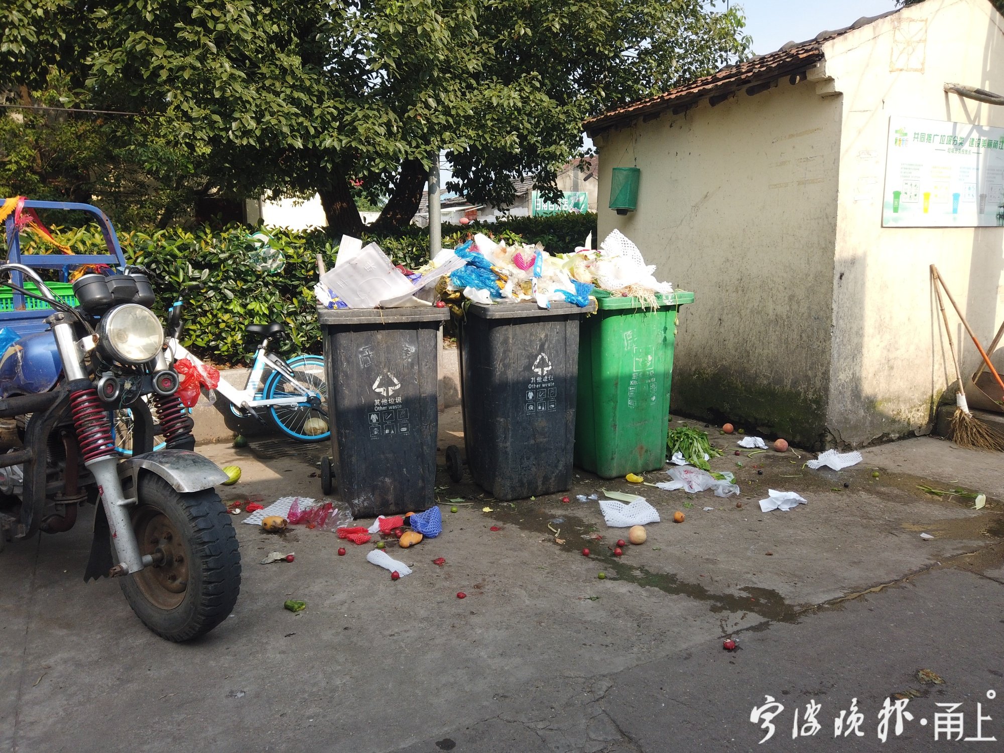 道路施工乱糟糟,垃圾清理不及时臭气阵阵!