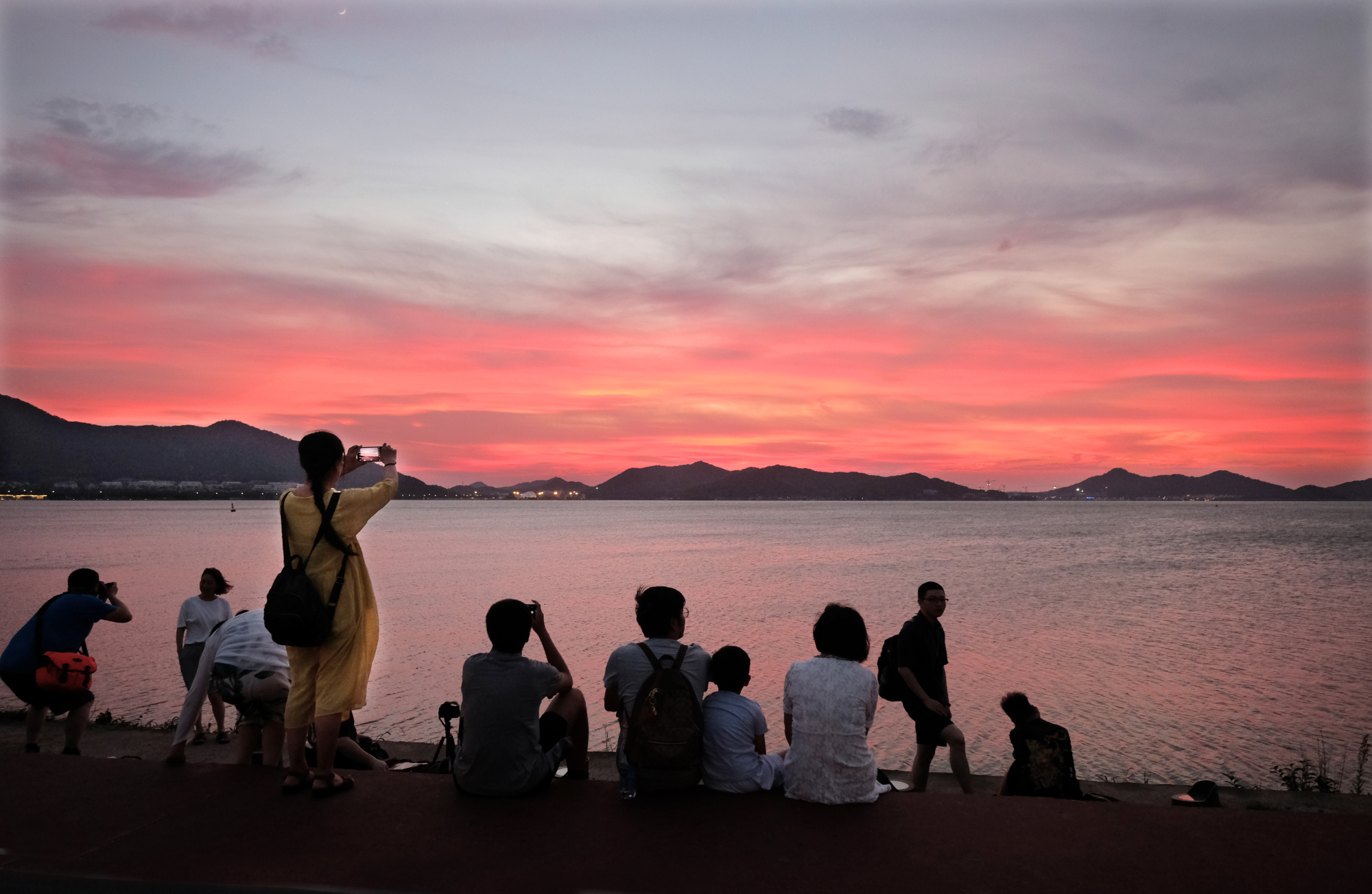 夜幕降临湖风轻拂这里成了夏夜纳凉好去处