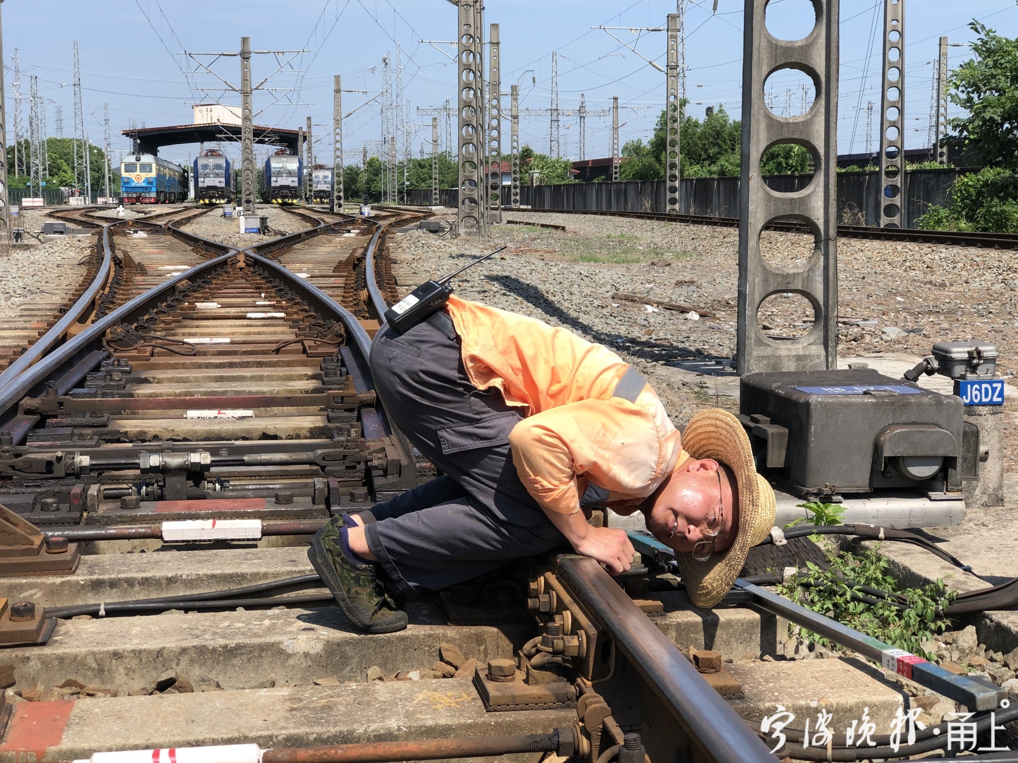 高温下20分钟挪开600千克的铁路岔心十几名线路工如同蒸了一次桑拿