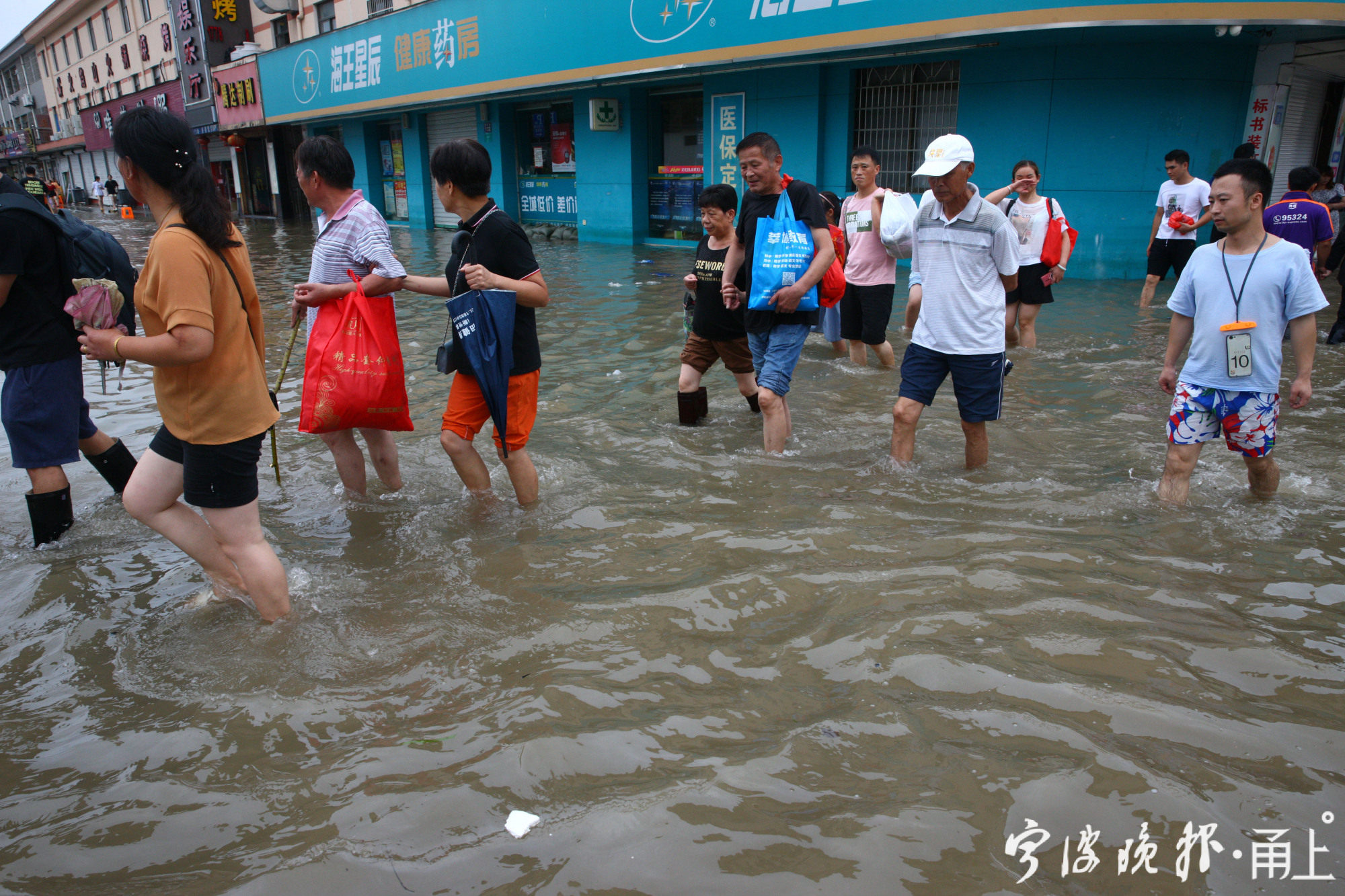 大水渐退,洞桥正在恢复往日烟火气