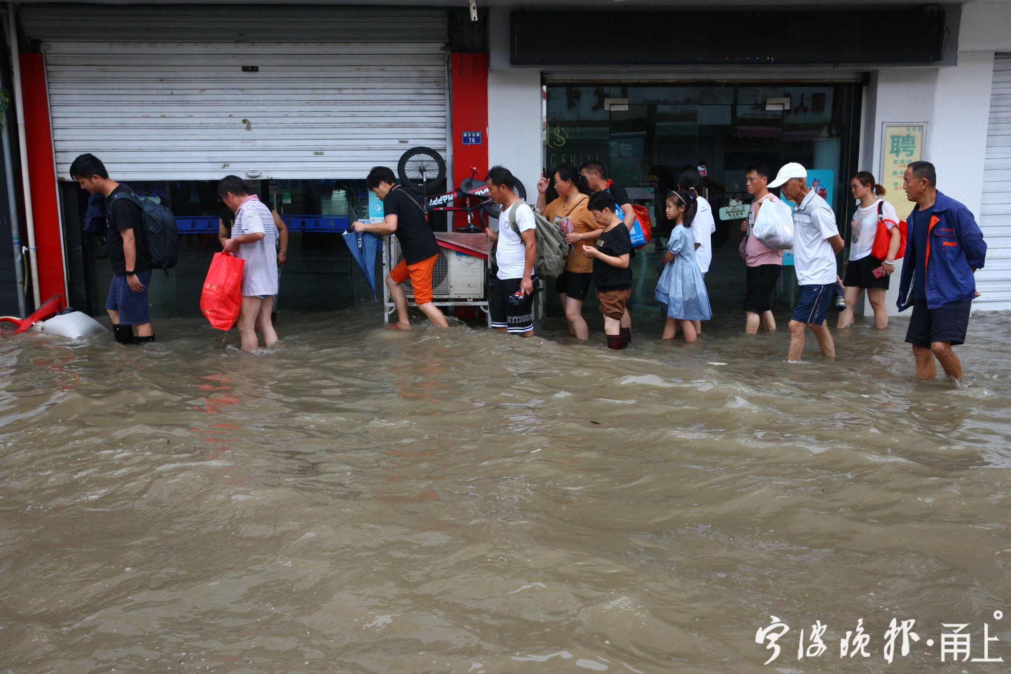 大水渐退,洞桥正在恢复往日烟火气