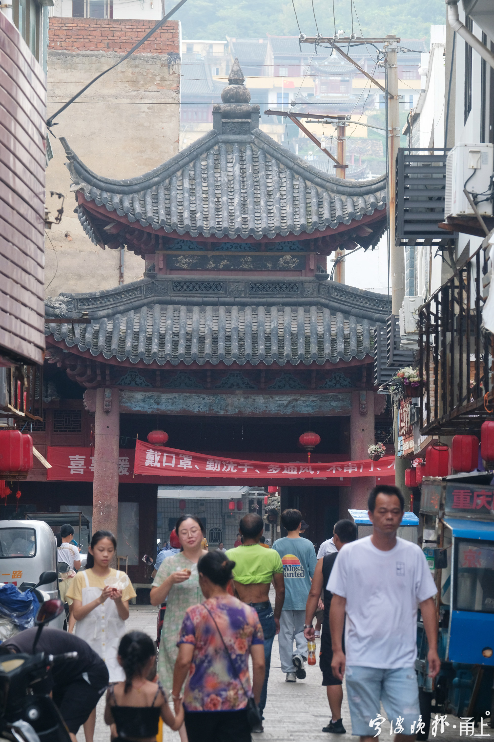 宁波这条老街值得逛悠远古风市井烟火在这里交融