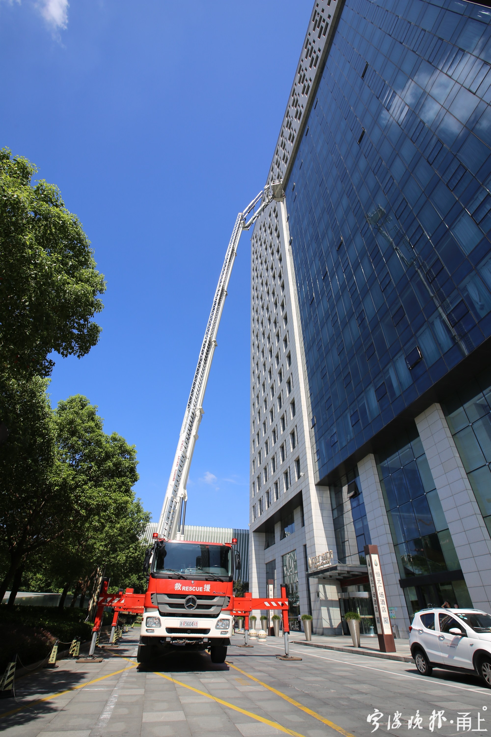 慈溪对高层建筑群开展消防安全专项检查,水带脱落,堵塞通道等问题引人