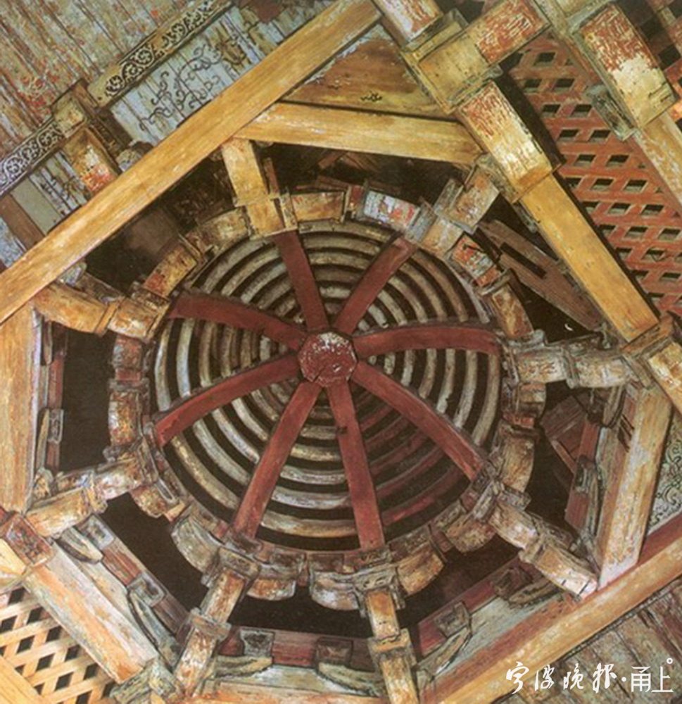 42 . 保国寺大殿心间藻井:未刷桐油前(保国寺博物馆 提供).jpg